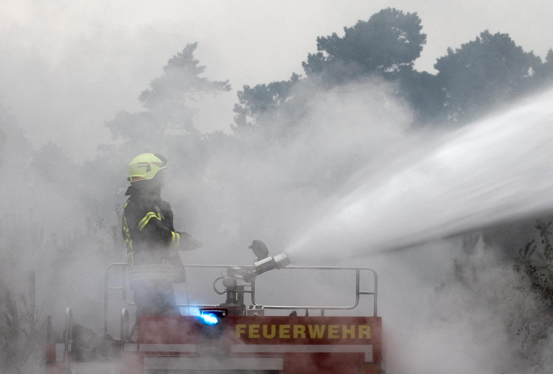 Auch am Freitagvormittag kämpft die Feuerwehr gegen die Flammen.