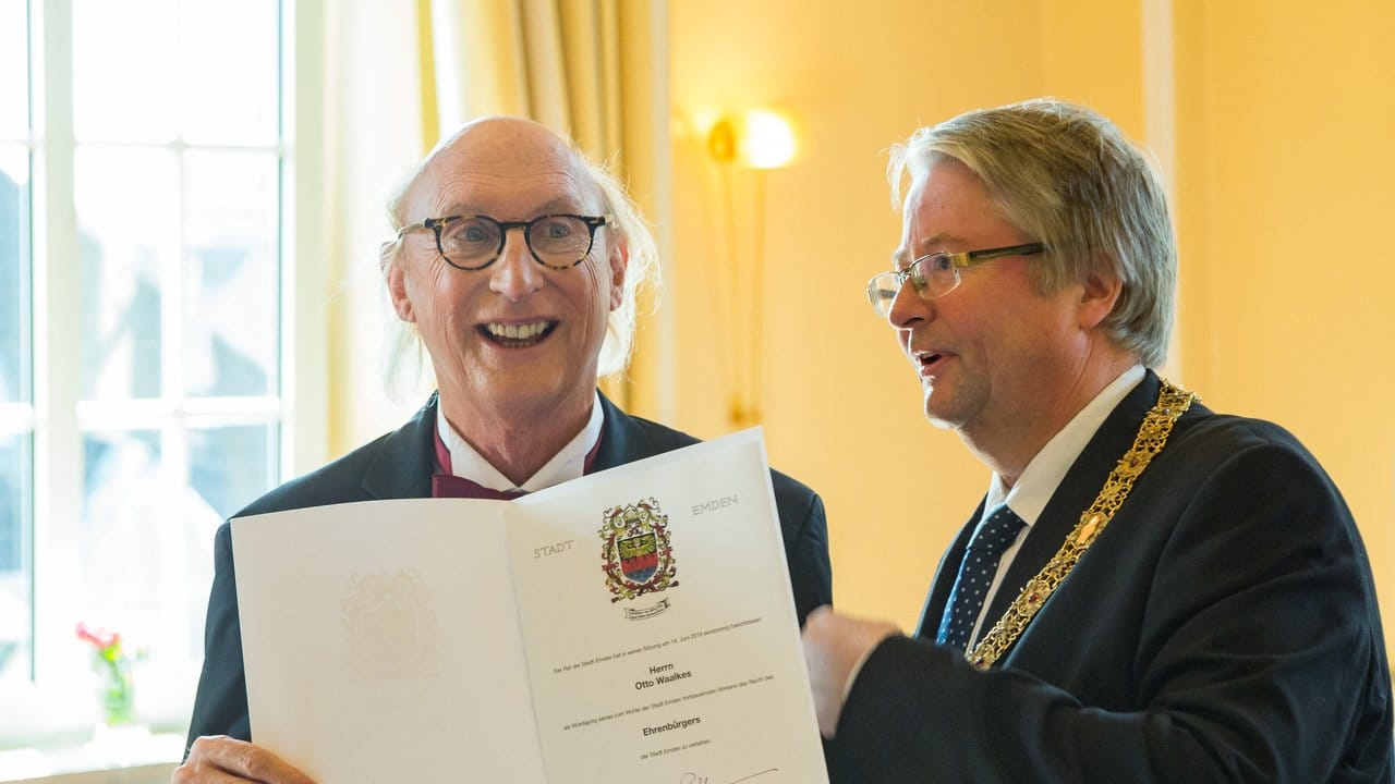 Otto Waalkes (l) bekam von Oberbürgermeister Bernd Bornemann die Ehrenbürgerschaft der Stadt Emden verliehen. Otto Waalkes (l) bekam von Oberbürgermeister Bernd Bornemann die Ehrenbürgerschaft der Stadt Emden verliehen.