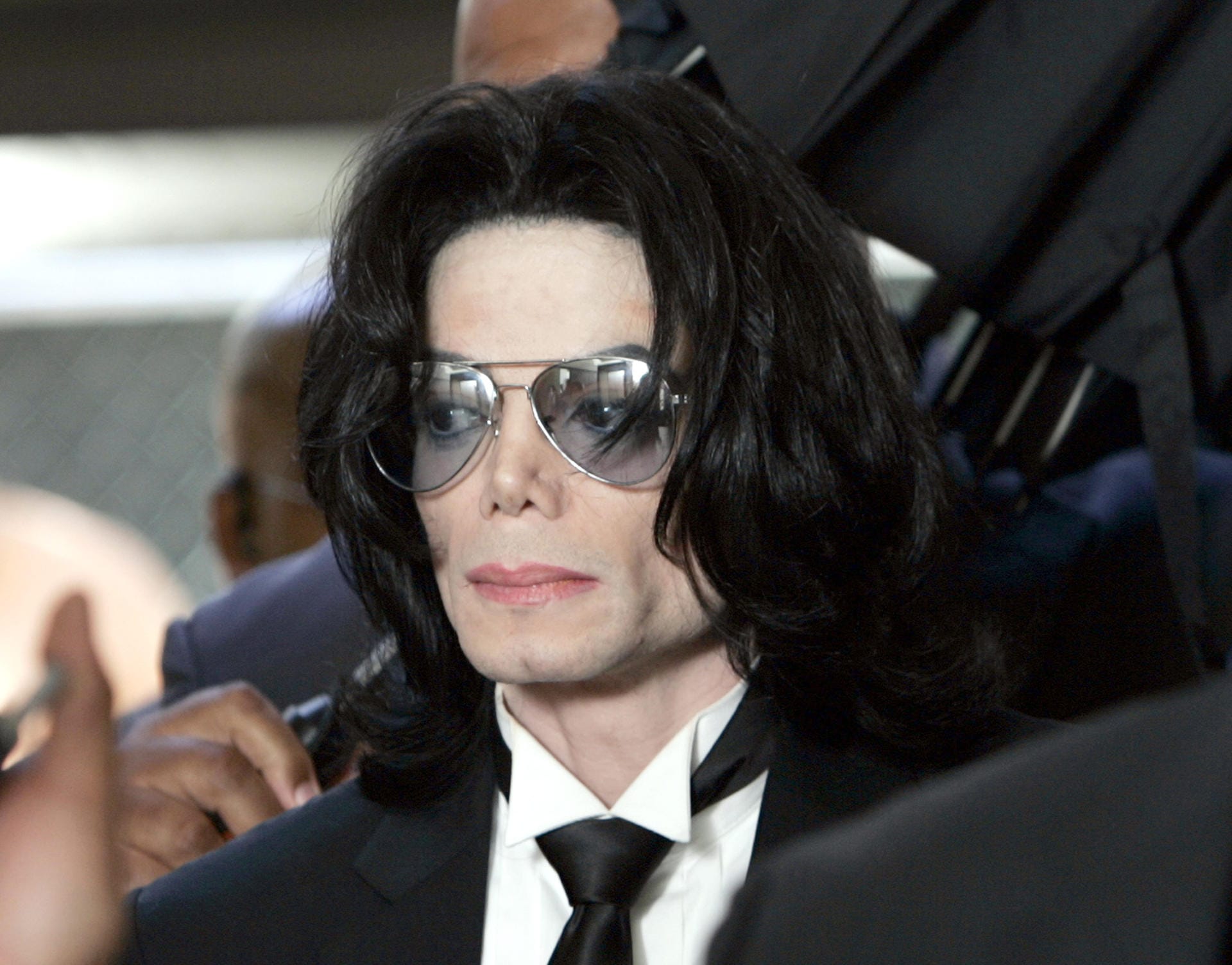 Juni 2005: Anfang 2005 beginnt der Gerichtsprozess gegen Michael Jackson. Er soll sich 2003 an einem 13-Jährigen vergangen haben. Der Sänger wird in allen Anklagepunkten freigesprochen und verlässt das Gericht als freier Mann.