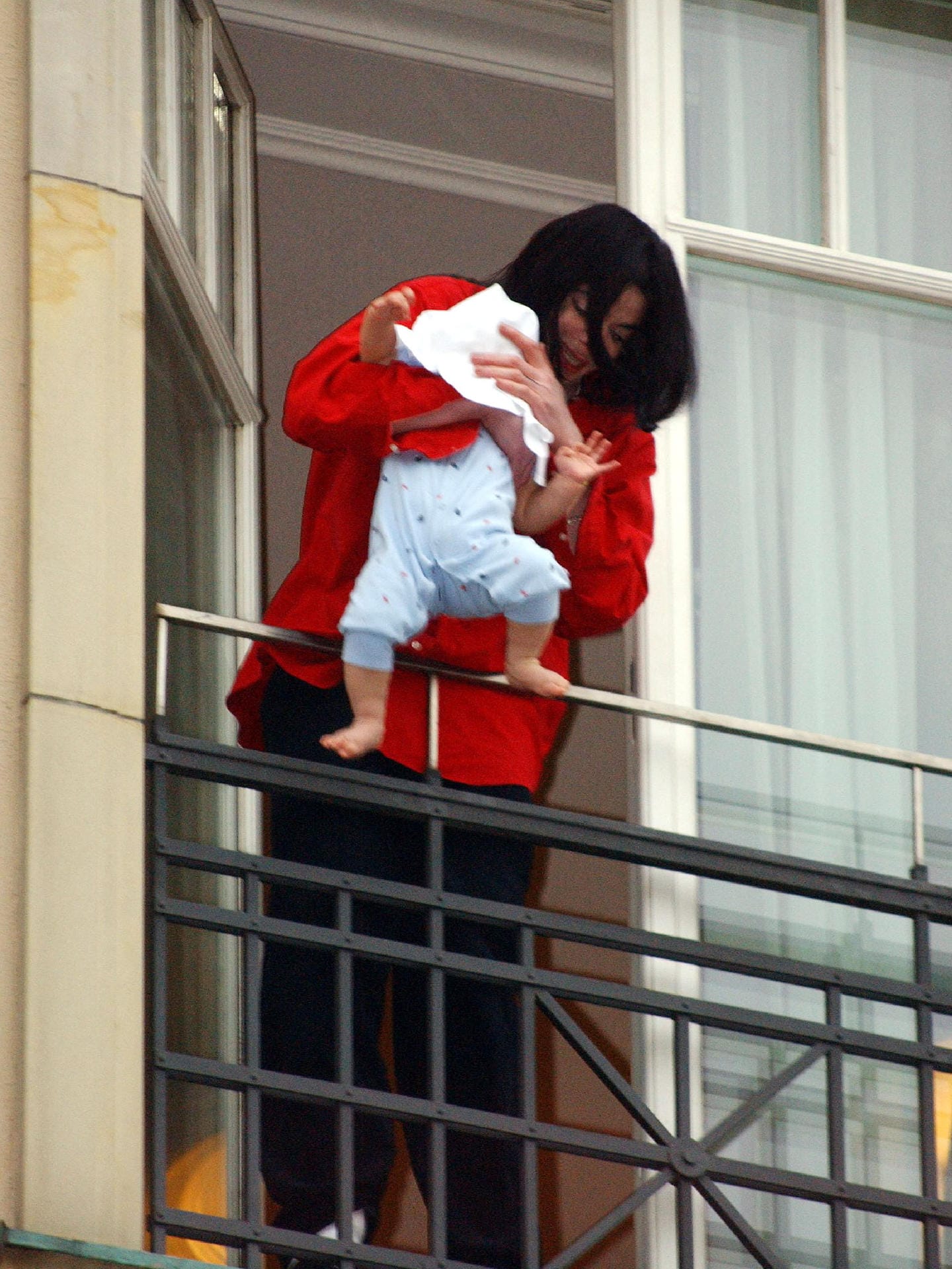 November 2002: Ein Foto, das um die Welt ging. Der Entertainer hält seinen acht Monate alten Sohn Prince mit einem weißen Tuch über dem Kopf aus dem fünften Stock des Berliner Hotels Adlon.