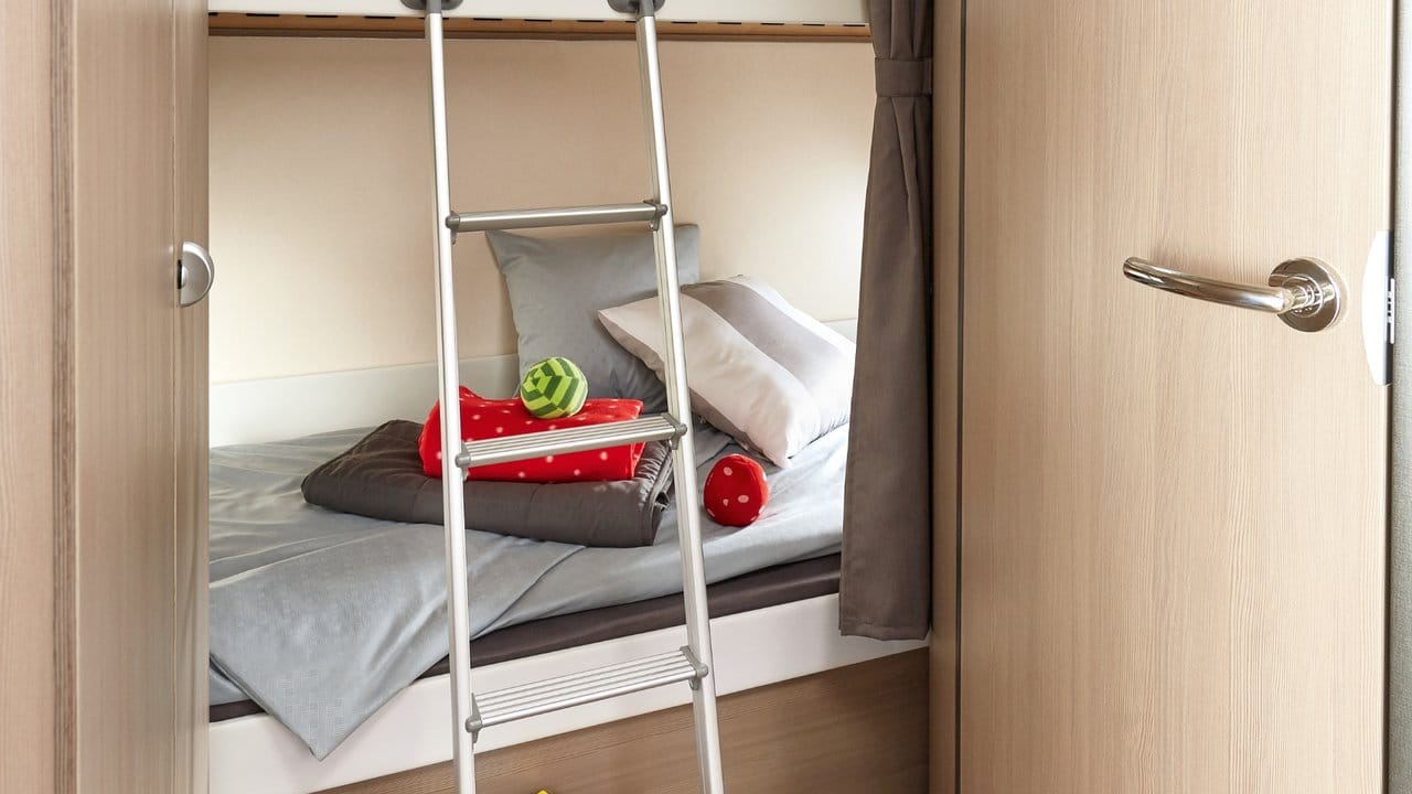 Der Siesta de Luxe A65 GM von Hobby verfügt über ein eigenes Etagenbett für Kinder im Heck.