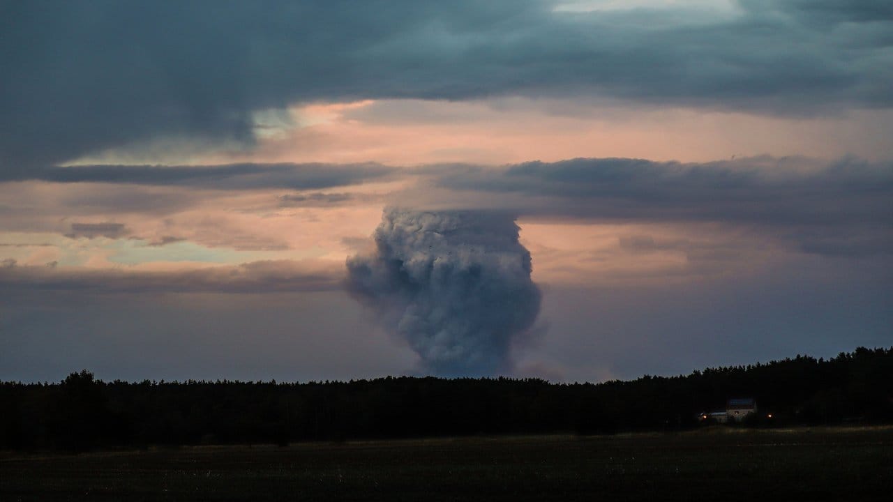 Zwischen Frohnsdorf und Klausdorf in Brandenburg steigen Rauchwolken auf. Zwischen Frohnsdorf und Klausdorf in Brandenburg steigen Rauchwolken auf.