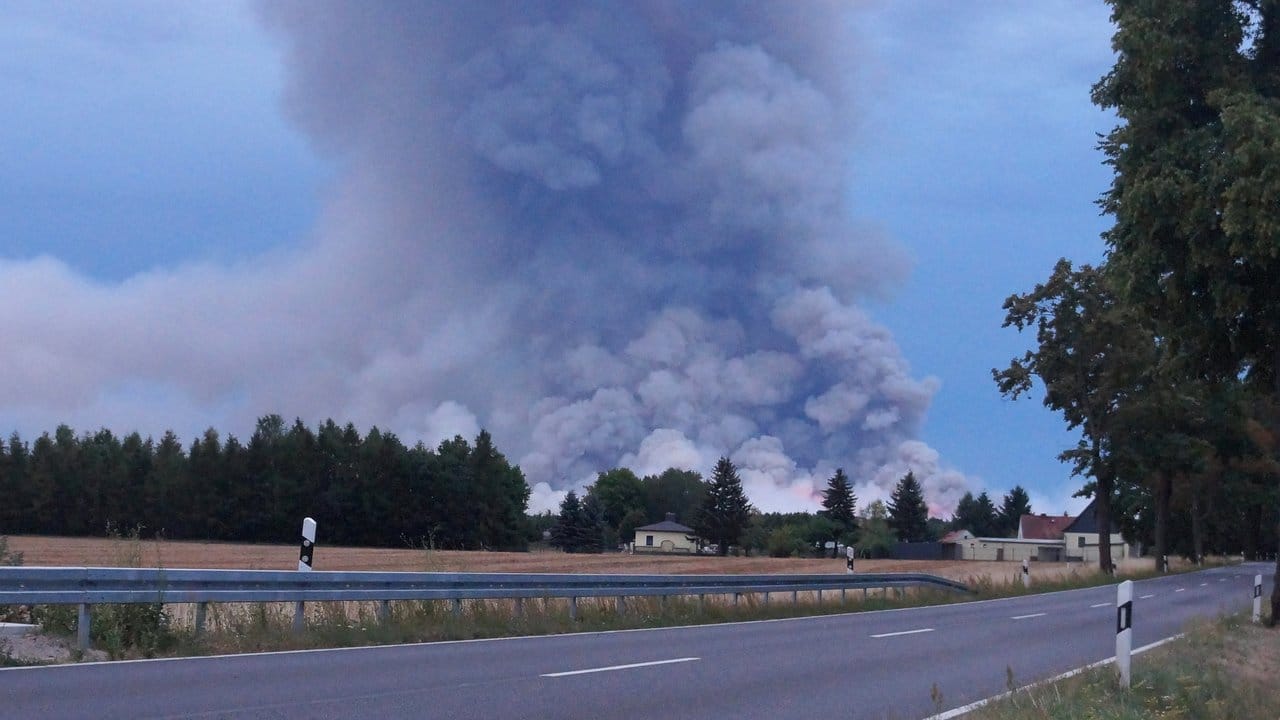 Die Rauchwolken des Waldbrandes treiben bis nach Berlin. Die Rauchwolken des Waldbrandes treiben bis nach Berlin.