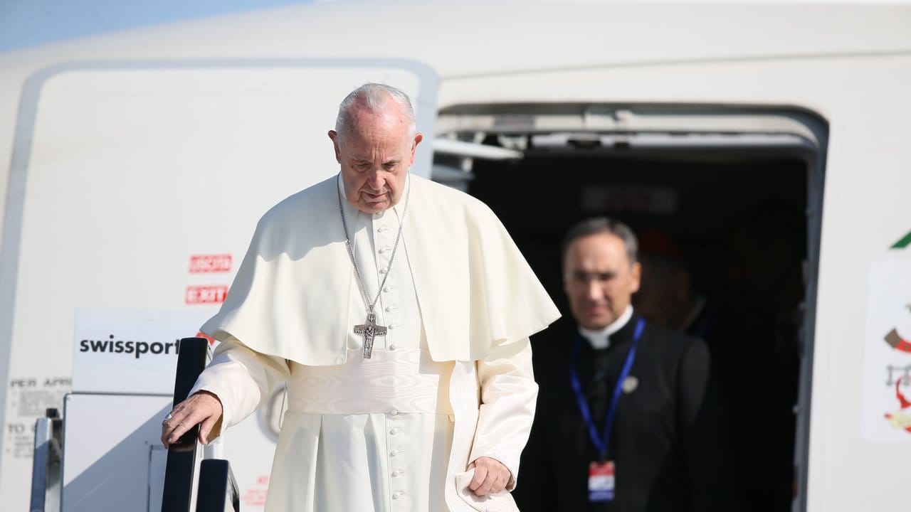 Papst Franziskus steigt nach der Landung in Dublin aus dem Flugzeug.