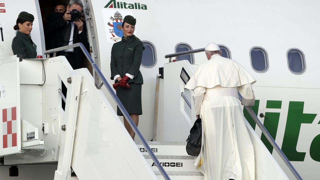 Papst Franziskus vor dem Abflug nach Irland auf dem Flughafen Fiumicino.