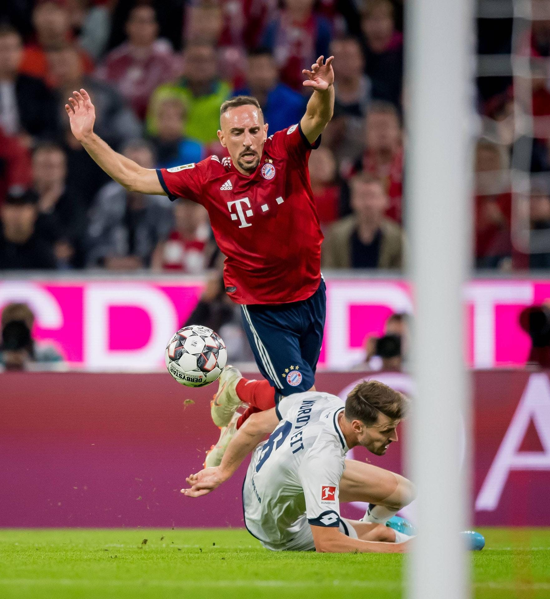 Bayern-Star Franck Ribéry wird von Hoffenheims Havard Nordtveit im Strafraum von den Beinen geholt – Elfmeter. Und zwar ein umstrittener.