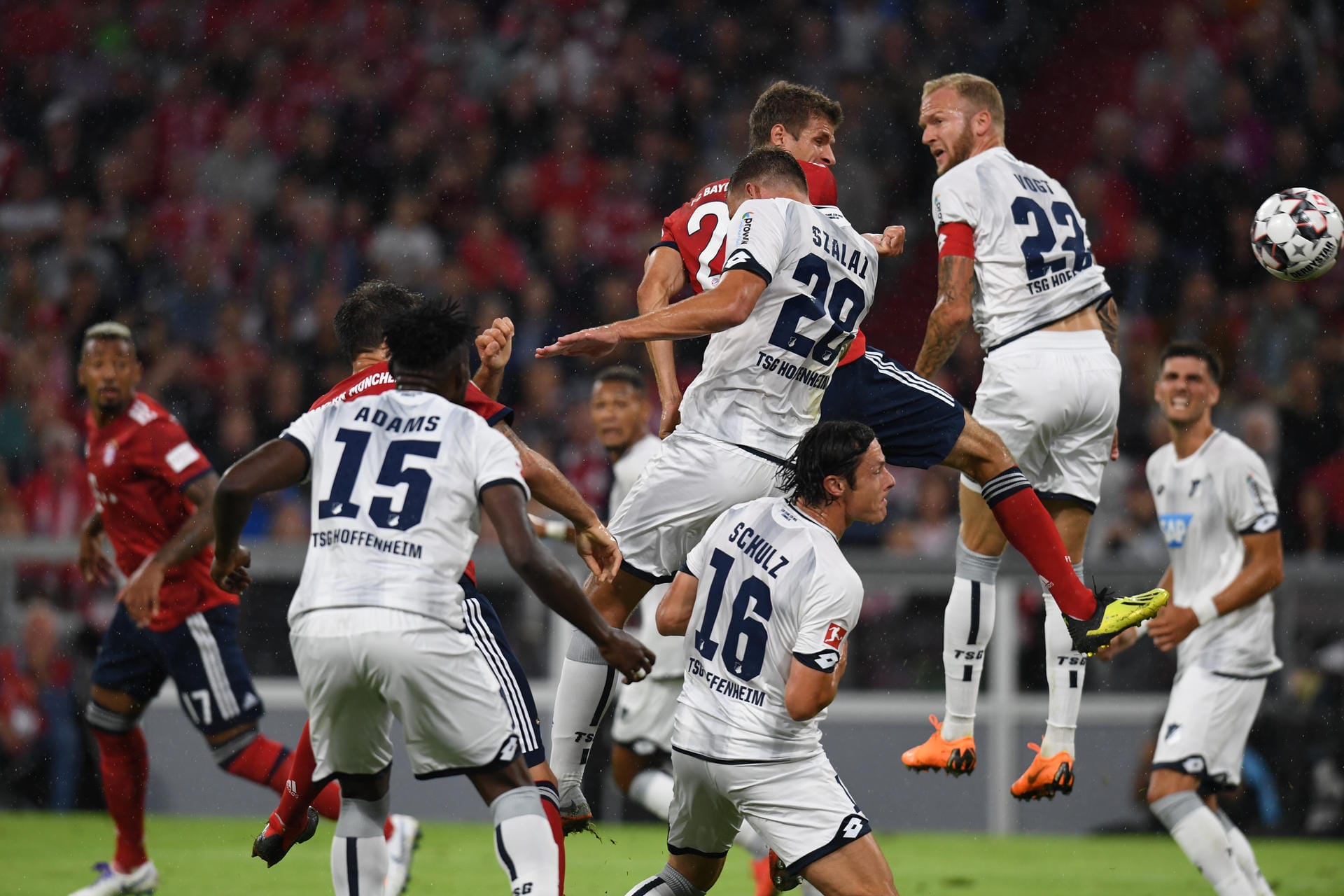 Ein Tor gegen den WM-Frust: Thomas Müller erzielt das 1:0 für Bayern gegen Hoffenheim.
