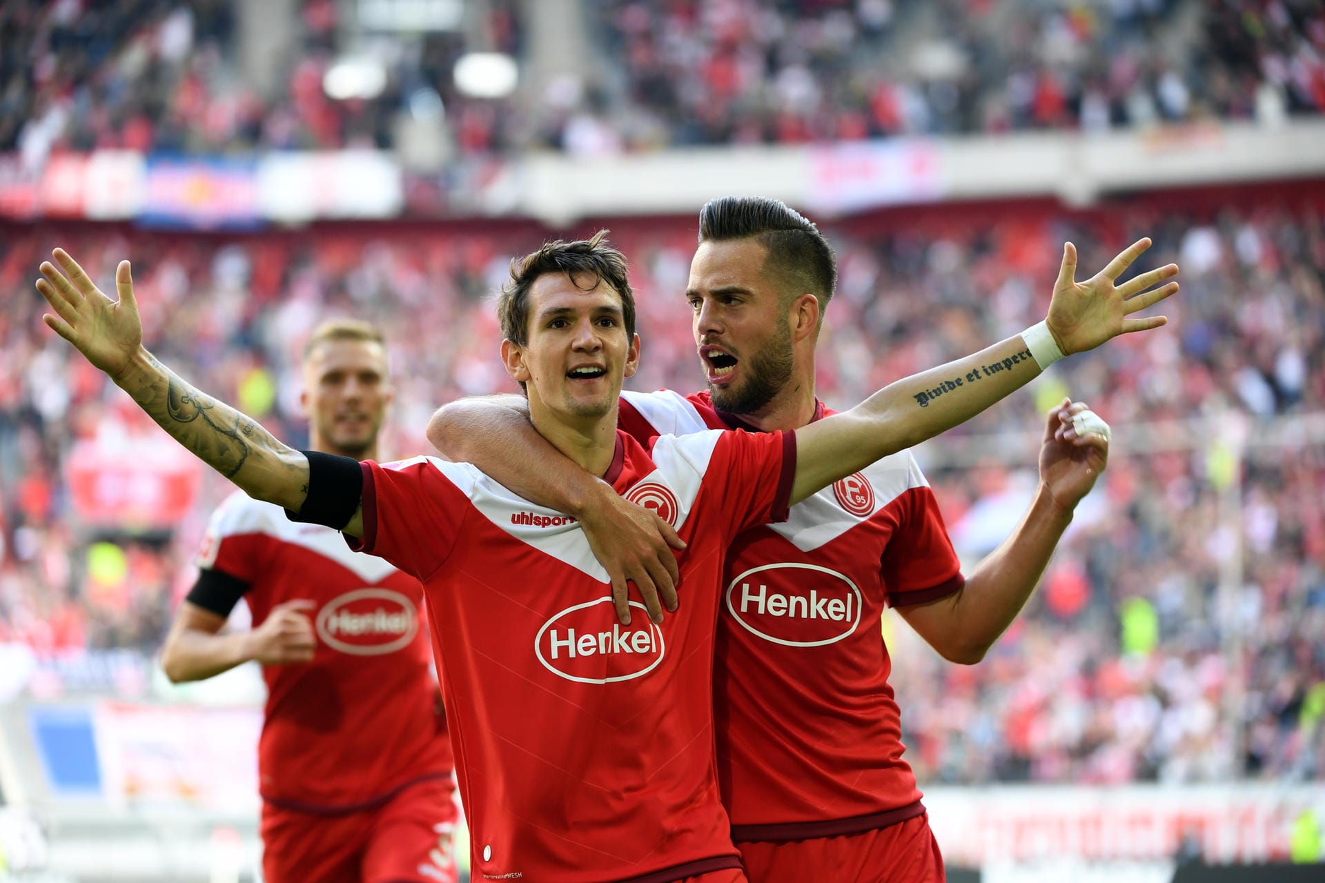 Der erste Treffer für Düsseldorf nach dem Aufstieg: Benito Raman (l.) und Niko Gießelmann feiern.