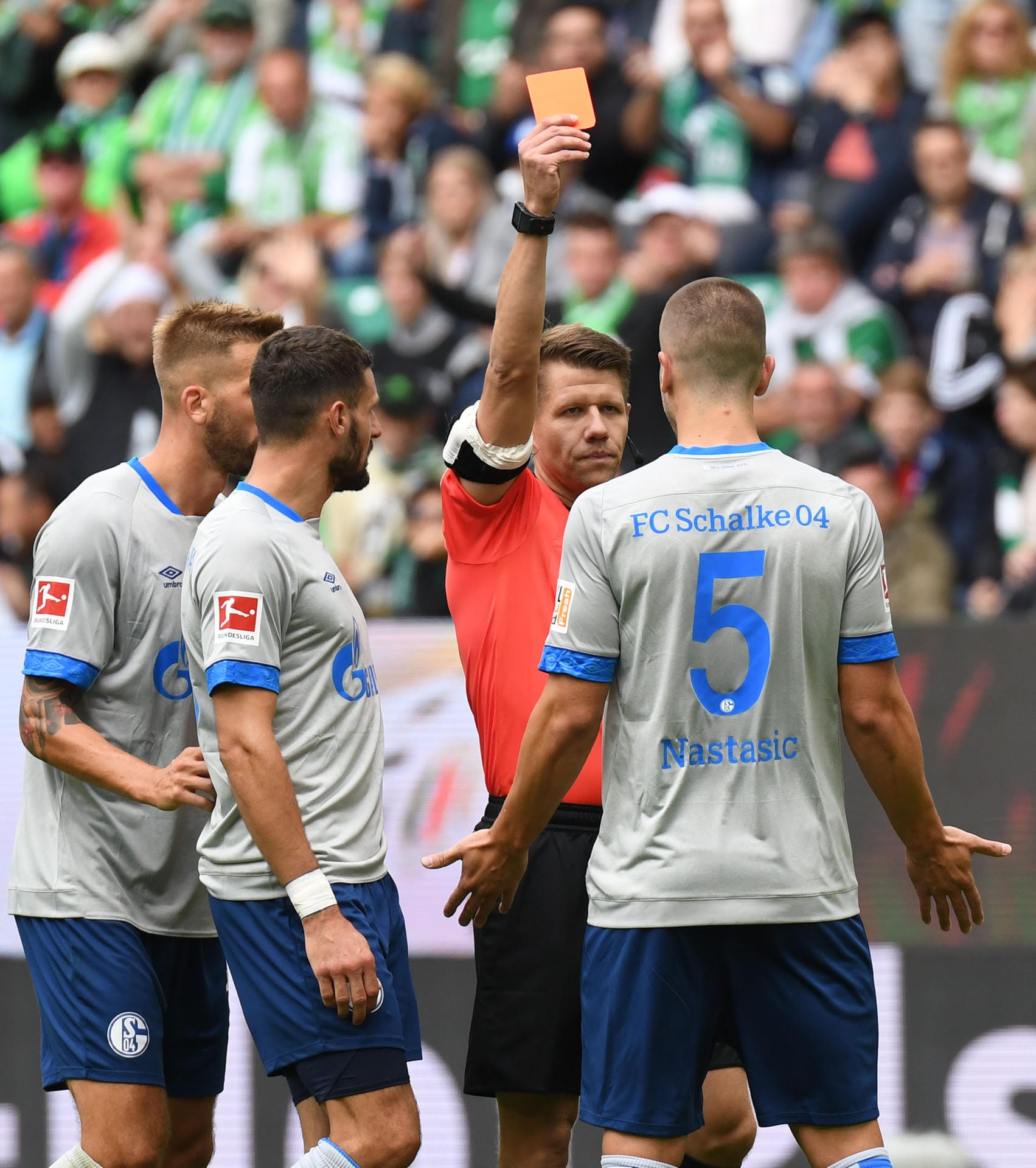 Schiedsrichter Patrick Ittrich zeigt Schalkes Matija Nastasic (r.) die rote Karte.