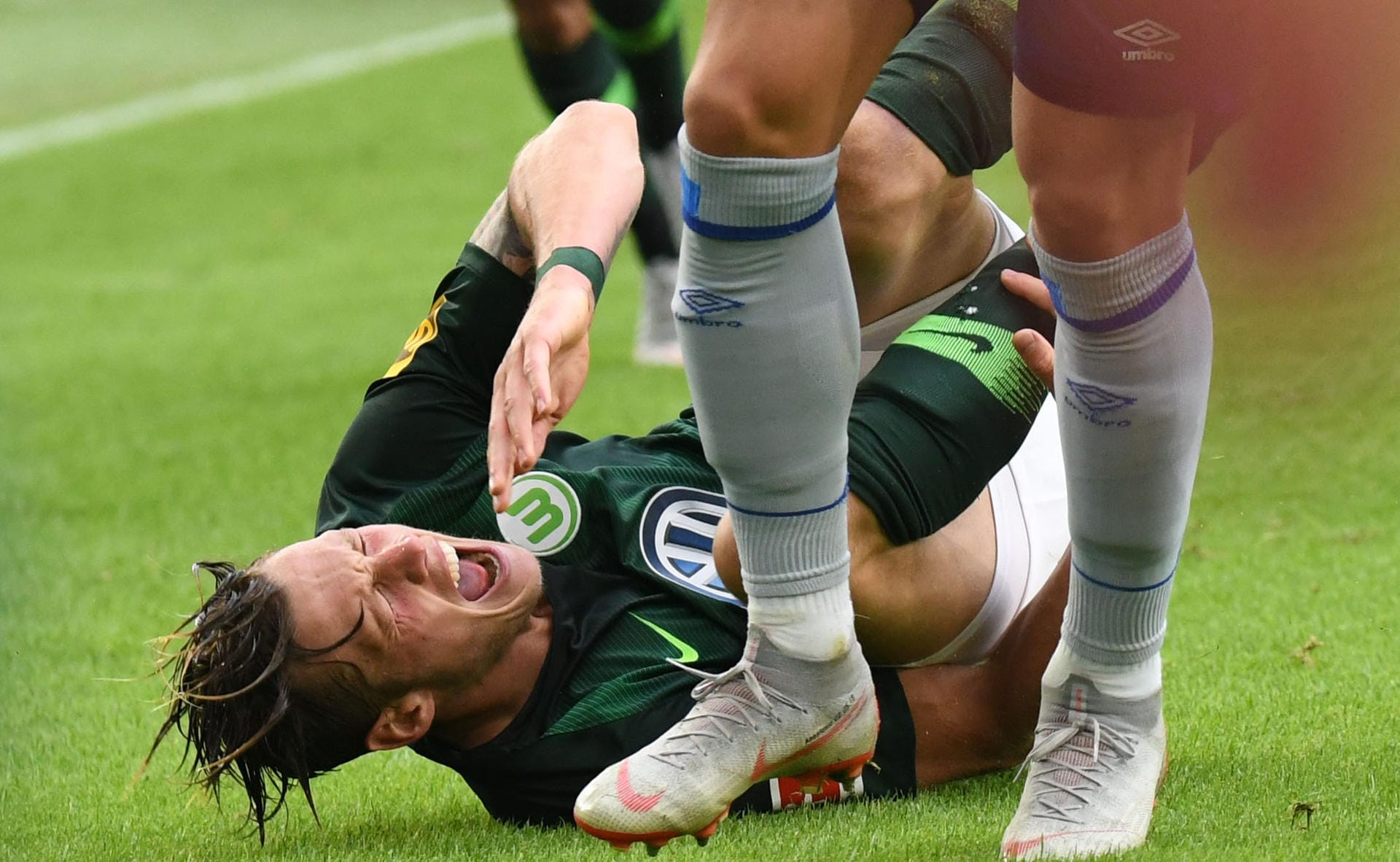 Am Ende wurde es ruppig: Wolfsburgs Wout Weghorst liegt im Spiel gegen Schalke am Boden.