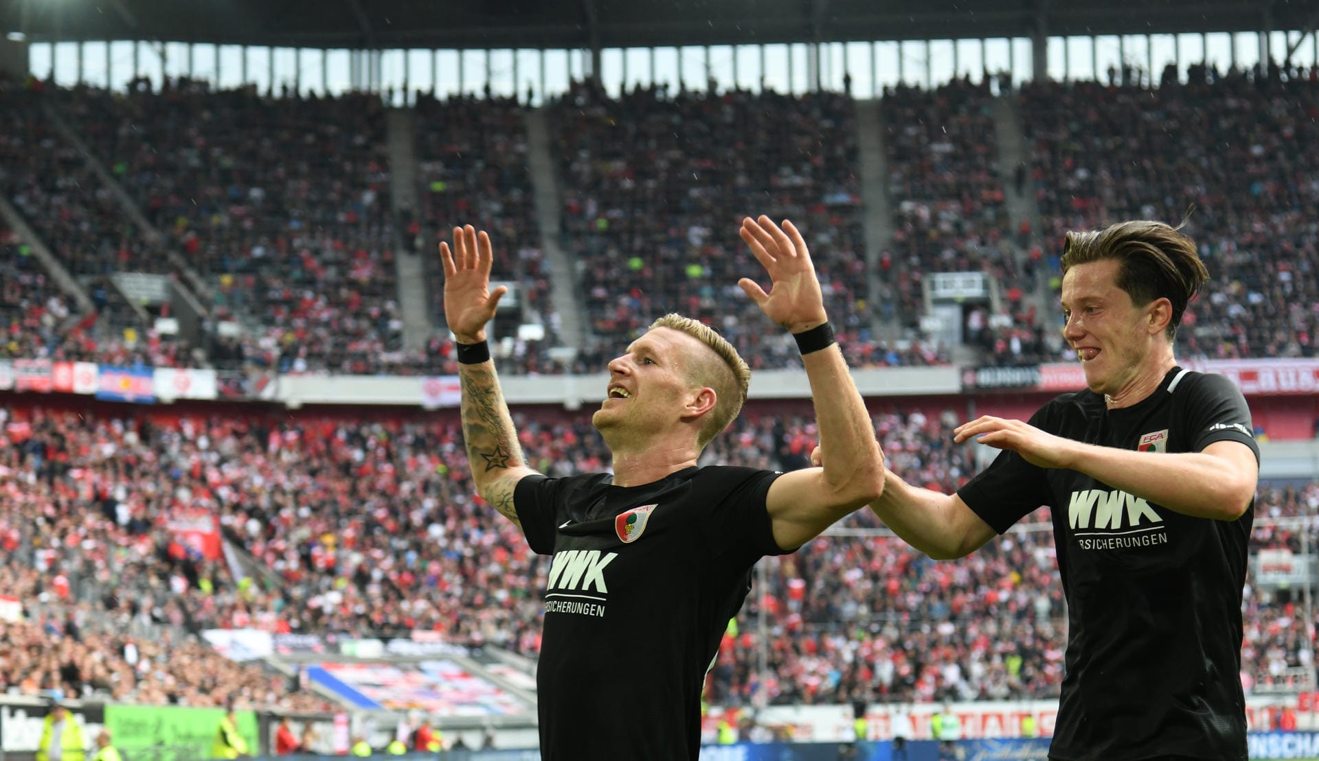 Rückkehrer André Hahn (l.) und Michael Gregoritsch haben das Spiel in Düsseldorf mit Augsburg gedreht und den Saisonstart gerettet.