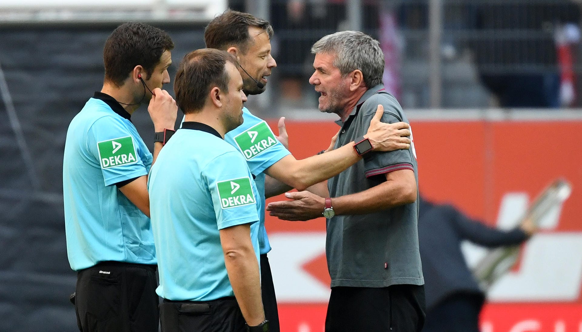 Düsseldorf-Trainer Funkel beschwert sich nach der Niederlage gegen Augsburg bei den Assistenten Gomiak, Günsch und Schiedsrichter Schmidt. Er hatte vor dem ersten Augsburg-Treffer ein Foul an einem Düsseldorfer gesehen.