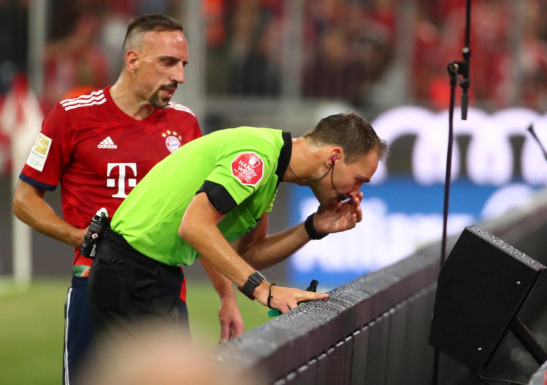 Ein typisches Bild für den Spieltag: Der Schiedsrichter schaut sich die Videoaufzeichnung an. Hier: Bastian Dankert beim Spiel Bayern gegen Hoffenheim.