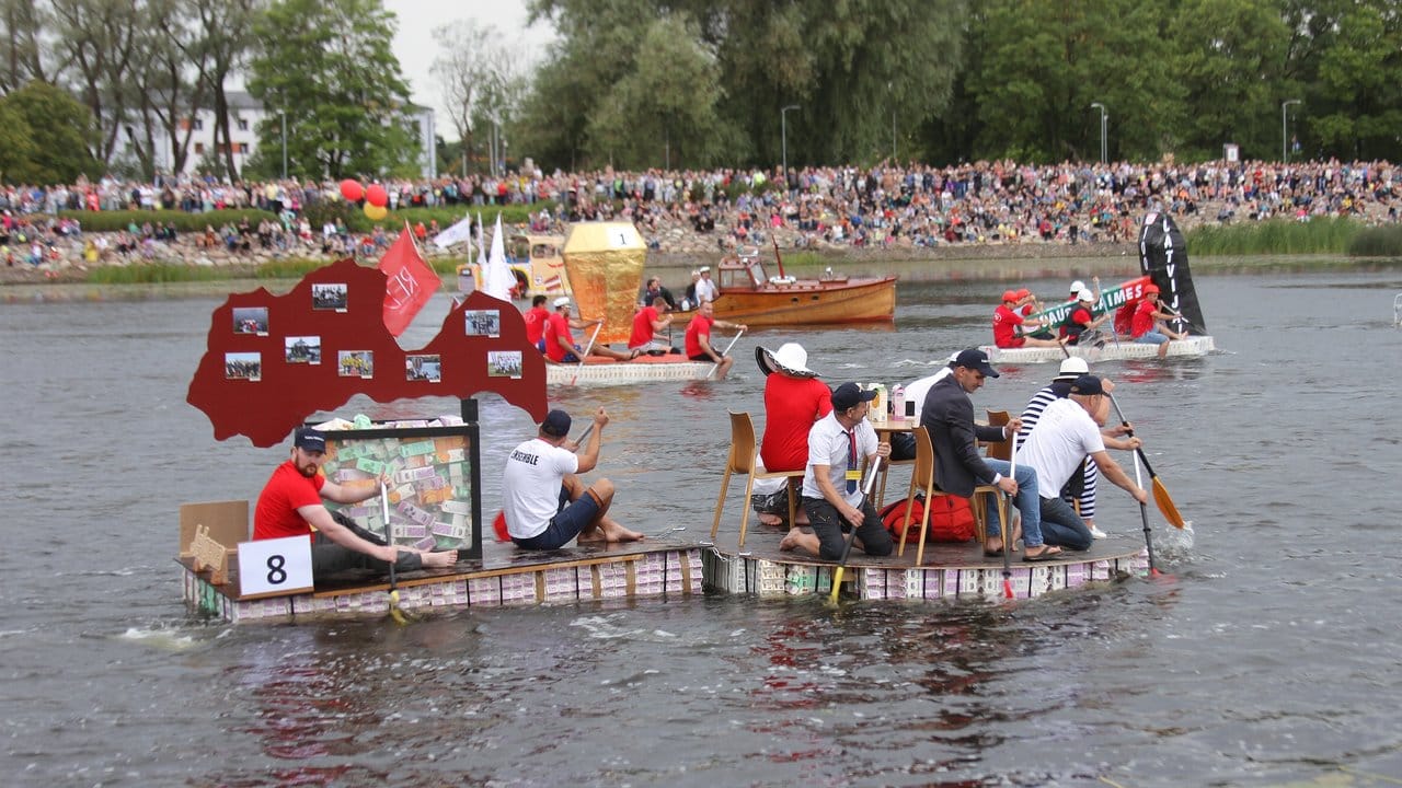 Die Milchtüten-Regatta auf Booten auf dem Fluss Lielupe.