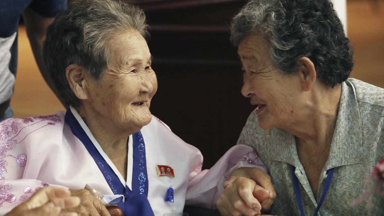 Die beiden Schwestern Kang Ho Rye (l,89) aus Nordkorea und Kang Du-ri (87) aus Südkorea dürfen sich nach langer Zeit endlich wiedersehen.