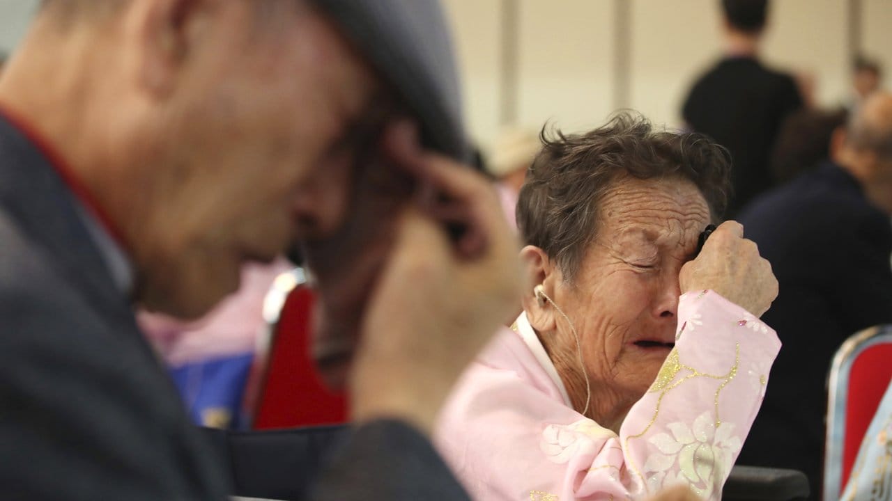 Die Nordkoreanerin Ahn Kil Ja (85) und ihr Bruder Choi Sung-taek (82) aus Südkorea weinen als sie sich wiedersehen.