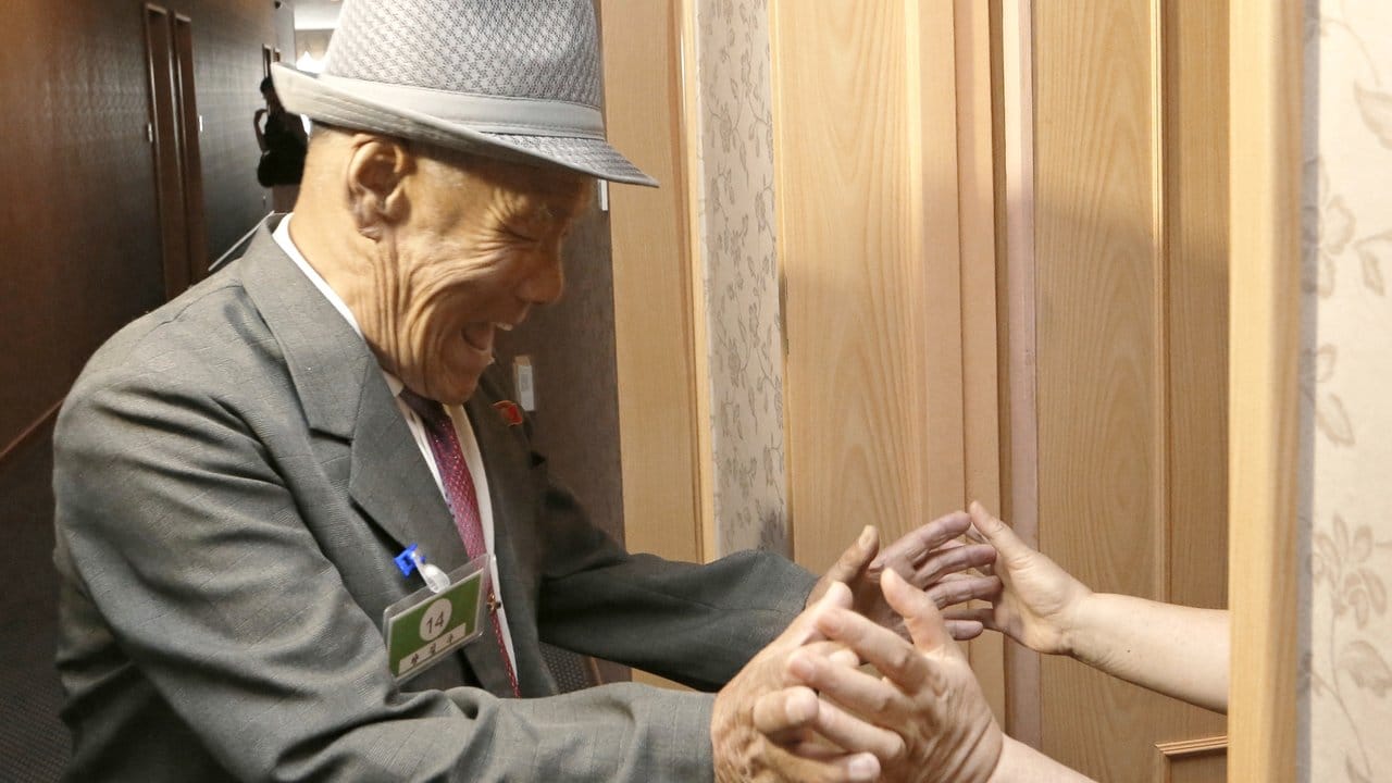 Der Nordkoreaner Yang Gil Su (86) wird von einem südkoreanischen Verwandten begrüßt.