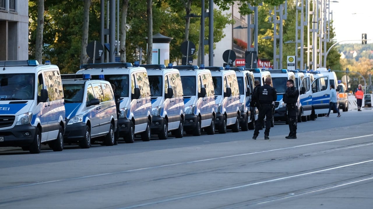 Am Sonntagnachmittag zogen Hunderte durch die Innenstadt. Am Sonntagnachmittag zogen Hunderte durch die Innenstadt.