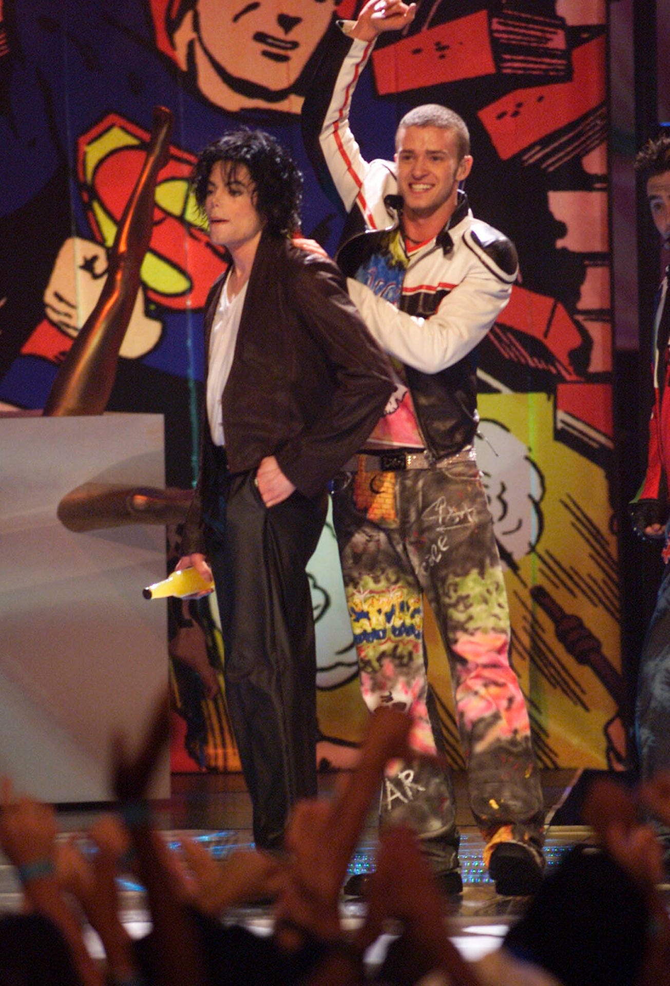 September 2001: Der King of Pop und Justin Timberlake stehen zusammen auf der Bühne bei den MTV Video Music Awards. Zu dieser Zeit hat Superstar Justin noch mit seiner Band NSYNC Preise abgeräumt.