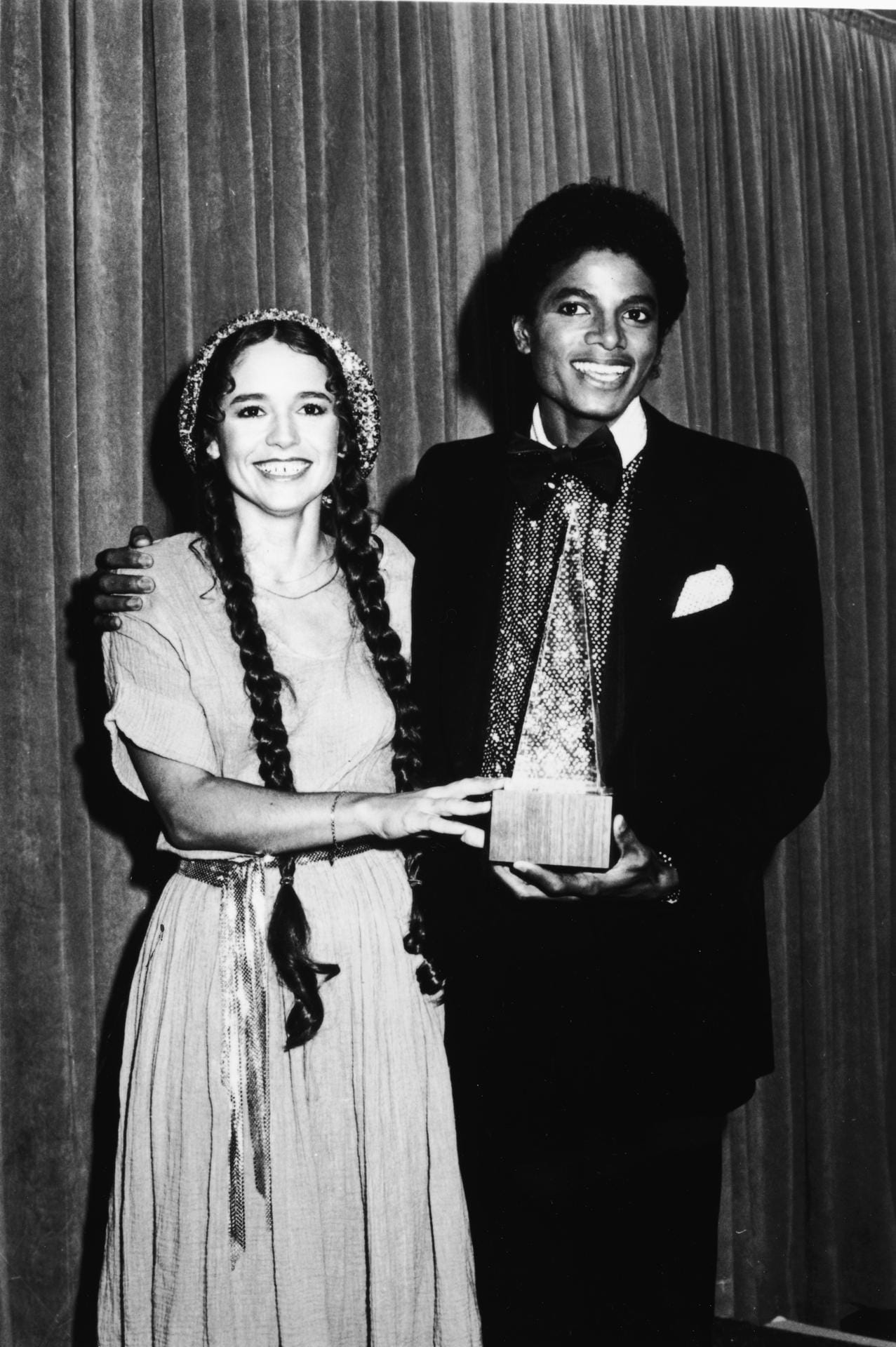 Januar 1980: Zusammen mit Popsängerin Nicolette Larson präsentiert Michael Jackson den Award für die beste Pop/ Rock Band. Den Preis haben die Bee Gees erhalten.