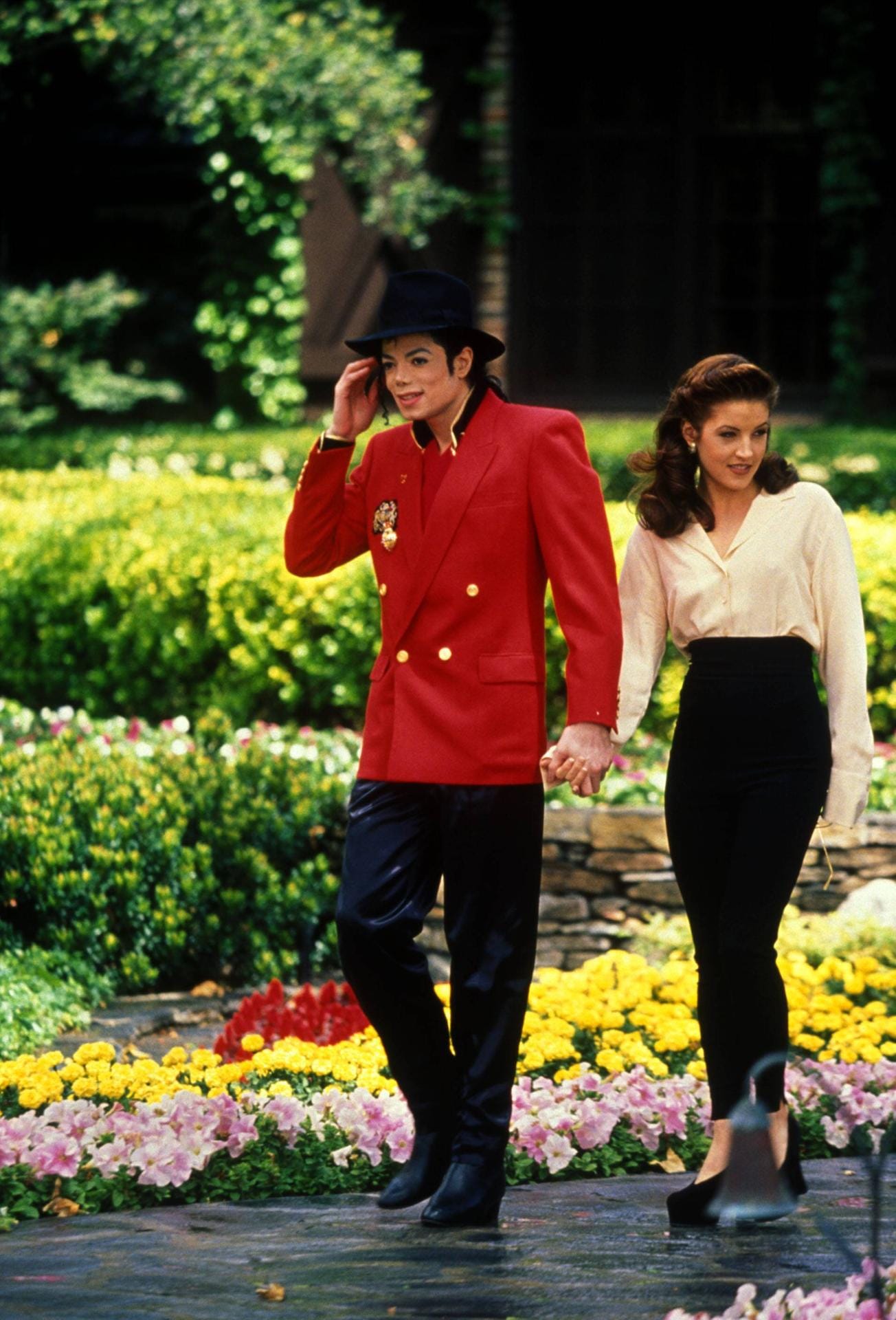 April 1995: Auf der berühmten Neverland Ranch hat das Paar einen Empfang für Kinder veranstaltet. Ein Jahr zuvor haben Michael Jackson und Lisa Marie Presley geheiratet. Nach zwei Jahren Ehe haben sich die beiden wieder getrennt.
