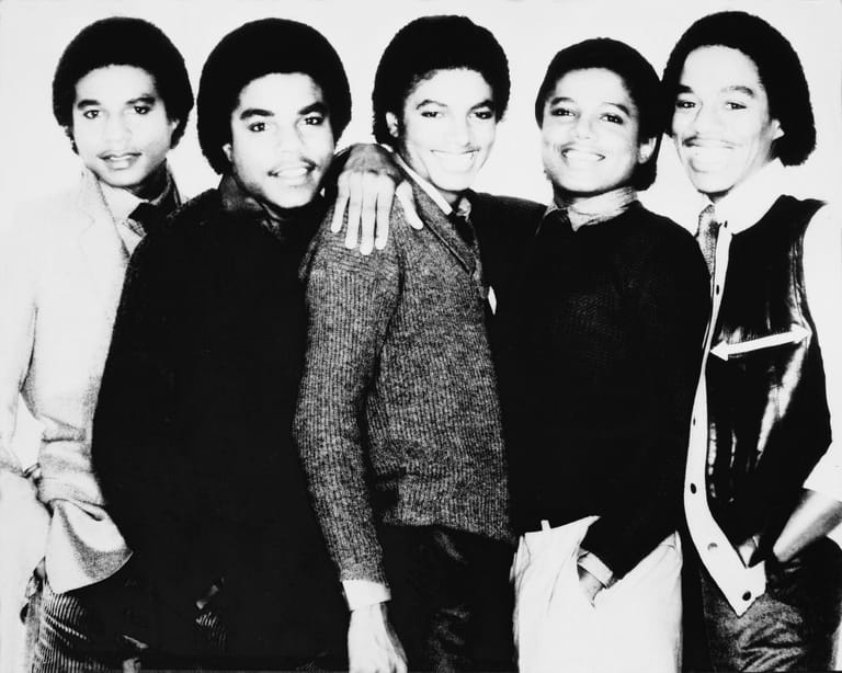 Januar 1982: Jackie (von links), Tito, Michael, Randy und Marlon Jackson stehen dicht an dicht für ein Gruppenbild. Seit 1966 besteht die Band aus den fünf Brüdern.
