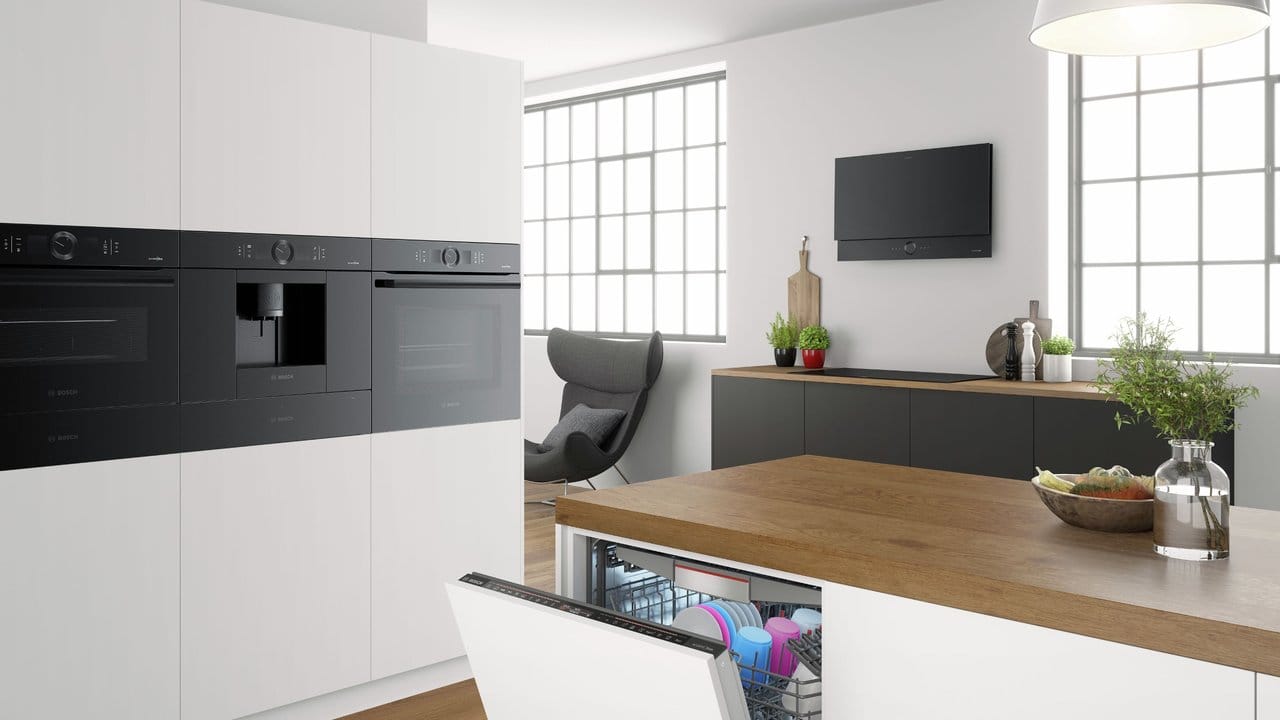 Bosch stellt auf der IFA eine neue Serie von komplett schwarzen Einbaugeräten mit dem Namen "accent line carbon black" vor. Bosch stellt auf der IFA eine neue Serie von komplett schwarzen Einbaugeräten mit dem Namen "accent line carbon black" vor.