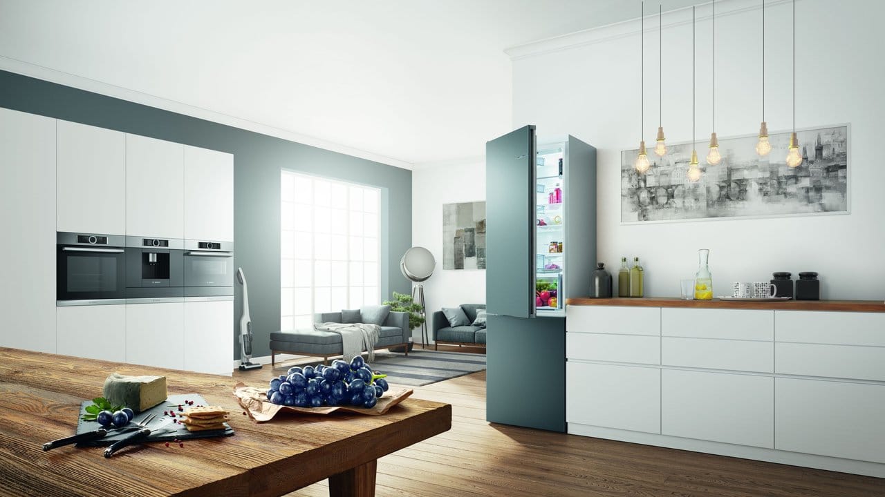 Bosch Hausgeräte erweitert die Farbpalette seiner Kühl-Gefrierkombination "Vario Style" mit wechselbaren Fronten um fünf neue Töne - darunter das Grau "Pearl Anthracite". Bosch Hausgeräte erweitert die Farbpalette seiner Kühl-Gefrierkombination "Vario Style" mit wechselbaren Fronten um fünf neue Töne - darunter das Grau "Pearl Anthracite".
