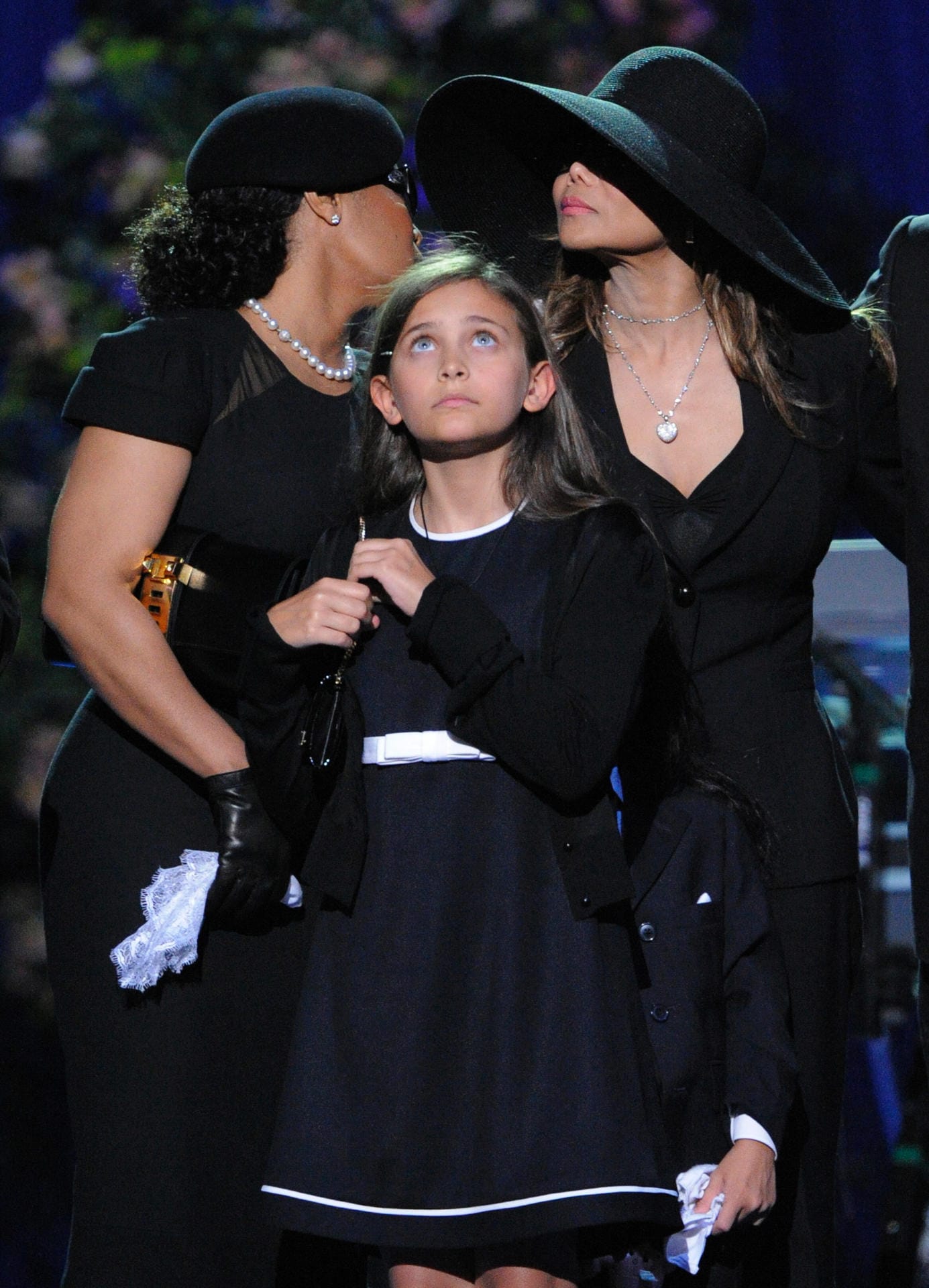 Juli 2009: Tochter Paris Jackon auf der Gedankfeier von Michael Jackson. Hinter ihr stehen ihre Tanten Janet Jackson (links) und La Toya Jackson.