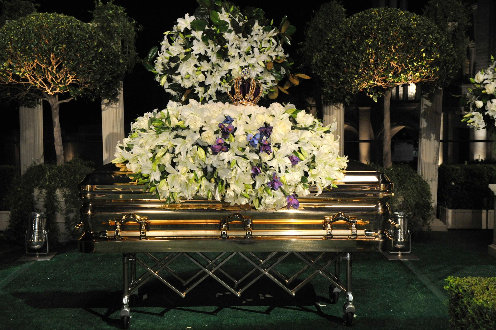 September 2009: Millionen Fans trauern um den King of Pop (1958-2009). In einem goldenen Sarg wird der größte Musiker aller Zeiten im Forest Lawn Memorial Park in Los Angeles bestattet.