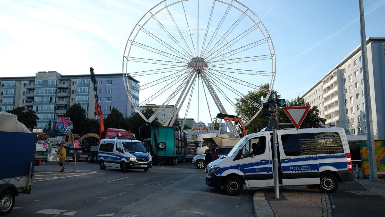 Hier feiert niemand mehr: Polizeifahrzeuge in der Chemnitzer Innenstadt vor der Kulisse des Stadtfestes. Hier feiert niemand mehr: Polizeifahrzeuge in der Chemnitzer Innenstadt vor der Kulisse des Stadtfestes.
