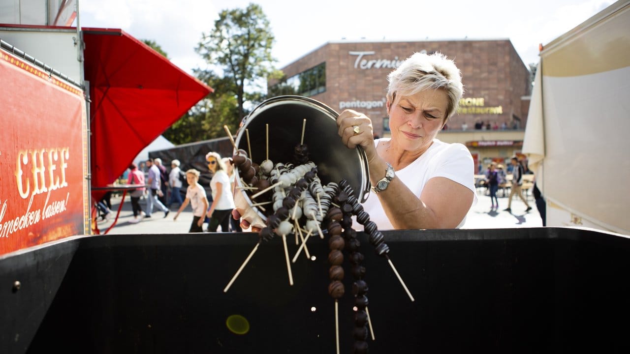Vorzeitiges Ende des Stadtfestes: Eine Schaustellerin entsorgt ihre frischen Waren. Vorzeitiges Ende des Stadtfestes: Eine Schaustellerin entsorgt ihre frischen Waren.