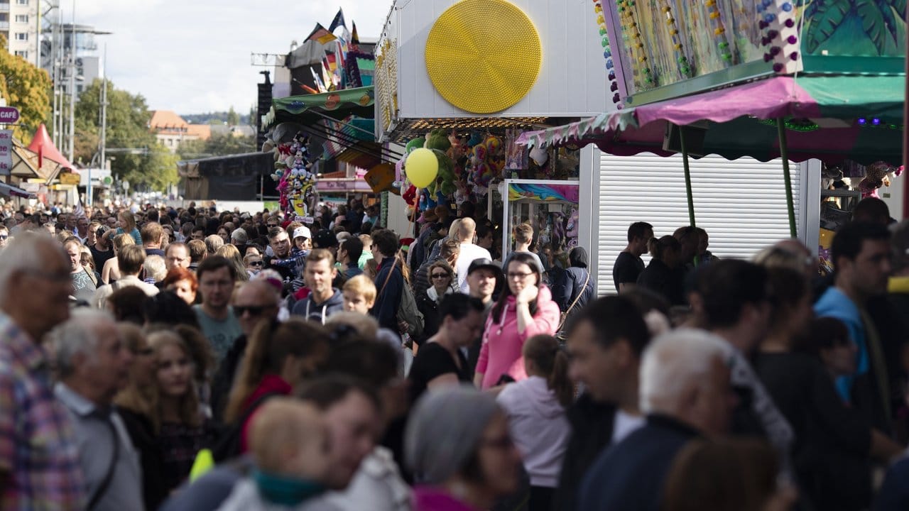 Vor der Eskalation: Ein Blick über die Besuchermengen auf dem Stadtfest in Chemnitz. Vor der Eskalation: Ein Blick über die Besuchermengen auf dem Stadtfest in Chemnitz.