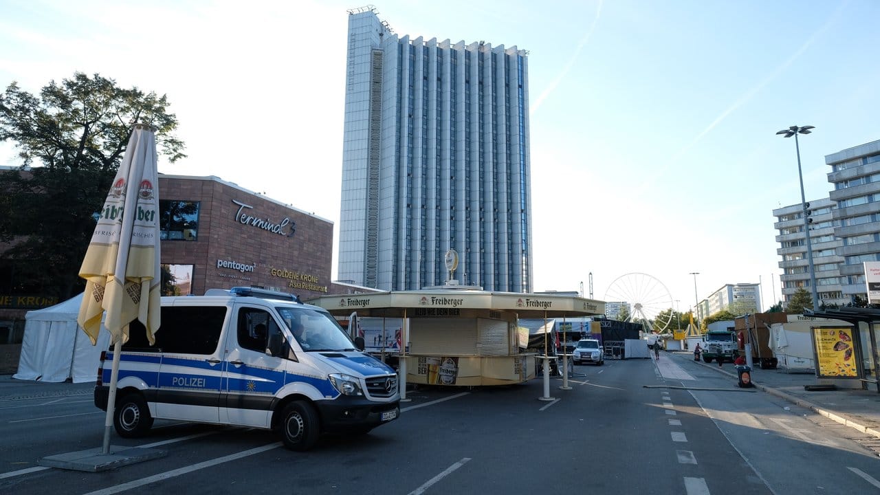 Nach dem verhängnisvollen Streit in der Chemnitzer Innenstadt in der Nacht zu Sonntag mit einem Todesopfer und zwei Verletzten endet das Stadtfest vorzeitig. Nach dem verhängnisvollen Streit in der Chemnitzer Innenstadt in der Nacht zu Sonntag mit einem Todesopfer und zwei Verletzten endet das Stadtfest vorzeitig.