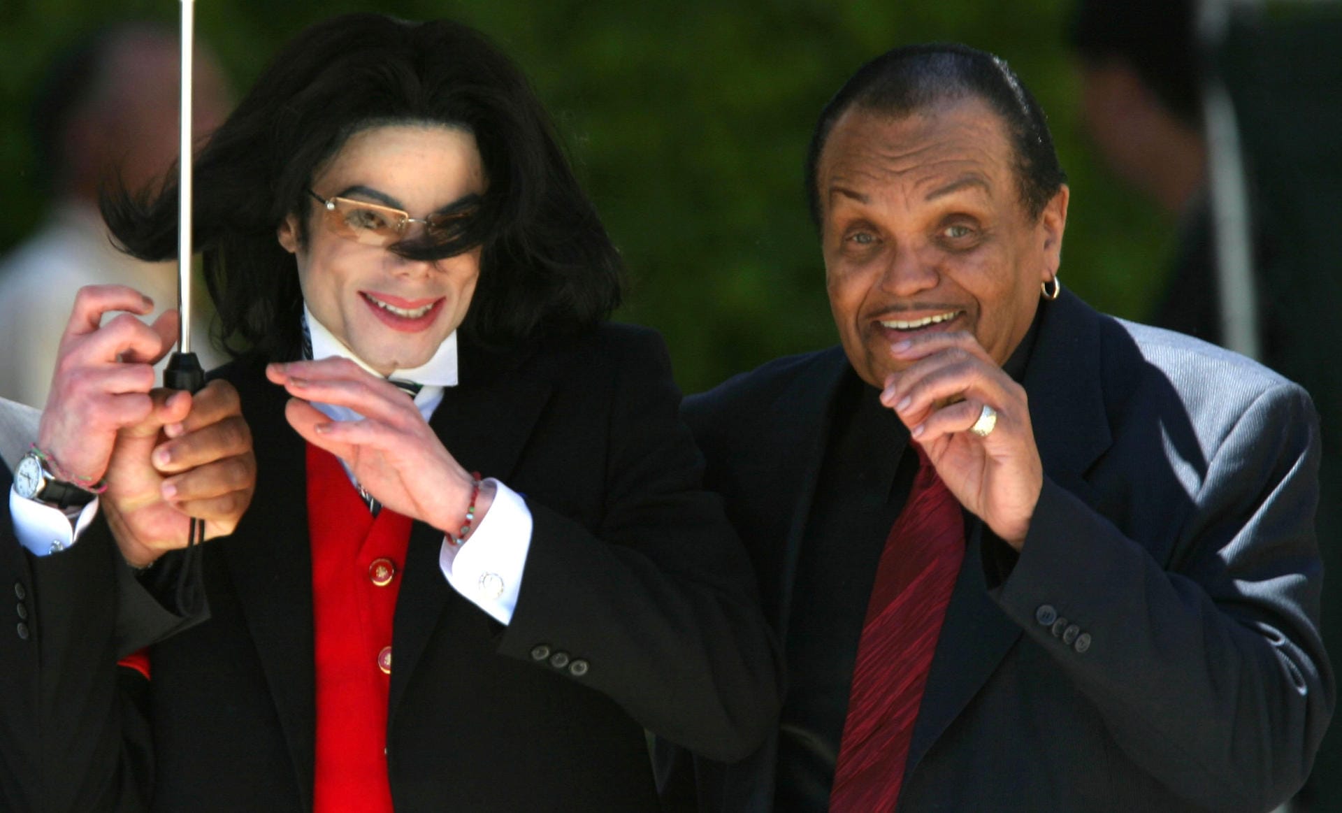 April 2005: Mit seinem Vater Joe Jackson hatte Michael zu Lebzeiten ein schwieriges Verhältnis. Er hat als Familienoberhaupt und Manager seine Kinder zum Erfolg gedrillt.