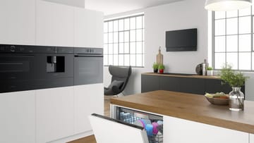 Bosch stellt auf der IFA eine neue Serie von komplett schwarzen Einbaugeräten vor: Laut der Arbeitsgemeinschaft Die Moderne Küche sind dunkle und matte Farben für Koch-Ess-Wohn-Landschaften derzeit beliebt.