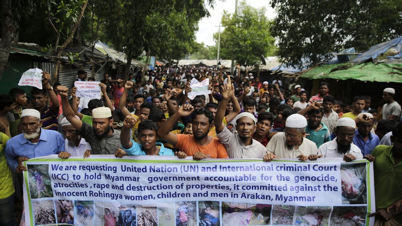 Rohingya-Flüchtlinge bei einer Protestkundgebung in Bangladesch zum Gedenken an den ersten Jahrestag nach Vertreiben der muslimischen Rohingya-Minderheit durch die myanmarische Armee.