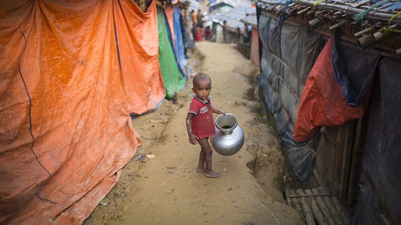 KIndheit im Flüchtlingslager: Ein Rohingya-Junge steht zwischen den provisorischen Unterkünften in Bangladesch.