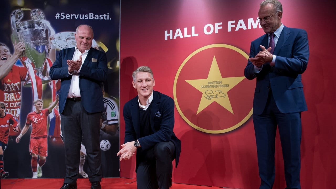 Bastian Schweinsteiger (M) enthüllt in der Allianz Arena seinen Stern in der Hall of Fame.