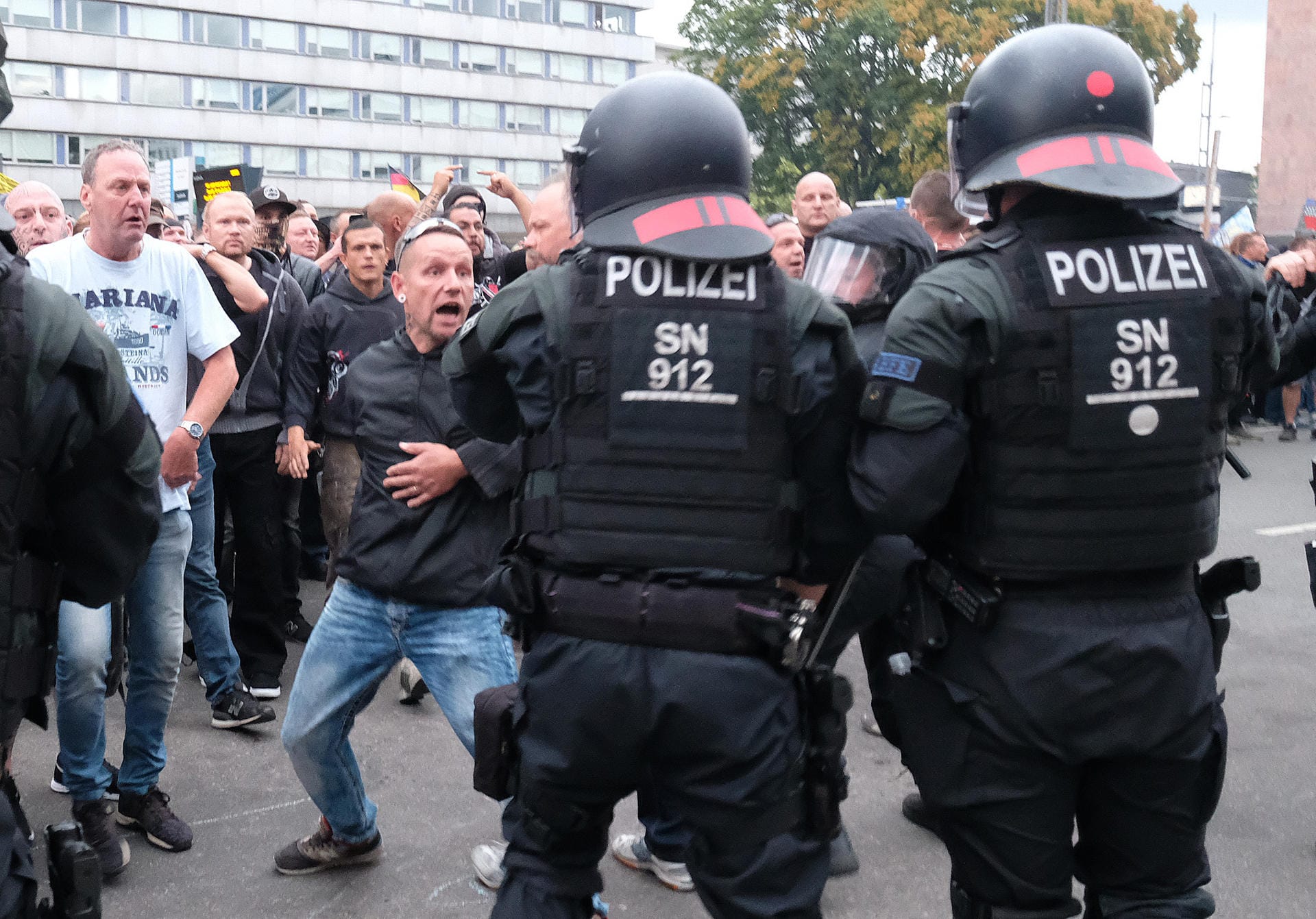 Bei Protesten rechter und linker Demonstranten in der Chemnitzer Innenstadt sind am Montagabend mindestens zwei Menschen verletzt worden. Die Polizei wollte nicht ausschließen, dass sich Zahl der Betroffenen noch erhöht.