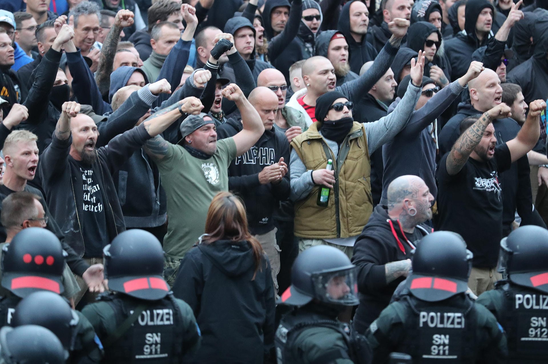 An den Demonstrationen am Montagabend nahmen mehrere Tausend Menschen teil. Die Polizei versuchte mit einem Großaufgebot die von Rechten dominierte Protestveranstaltung und eine vom Bündnis "Chemnitz nazifrei" organisierte Veranstaltung zu trennen.