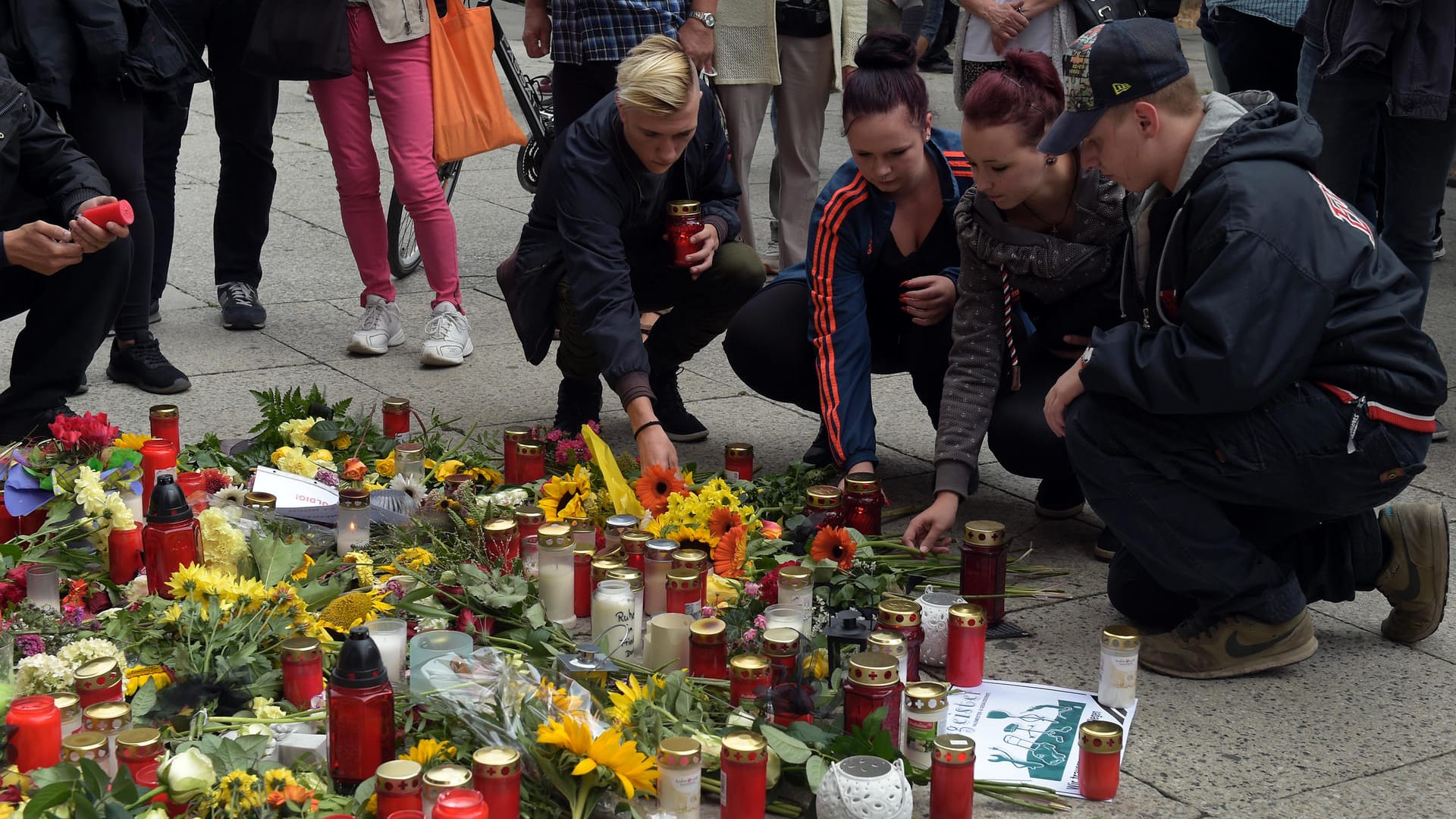 Anlass des Protestes und einer Gegendemonstration waren gewalttätige Ausschreitungen am Wochenende am Rande des Stadtfestes in Chemnitz.