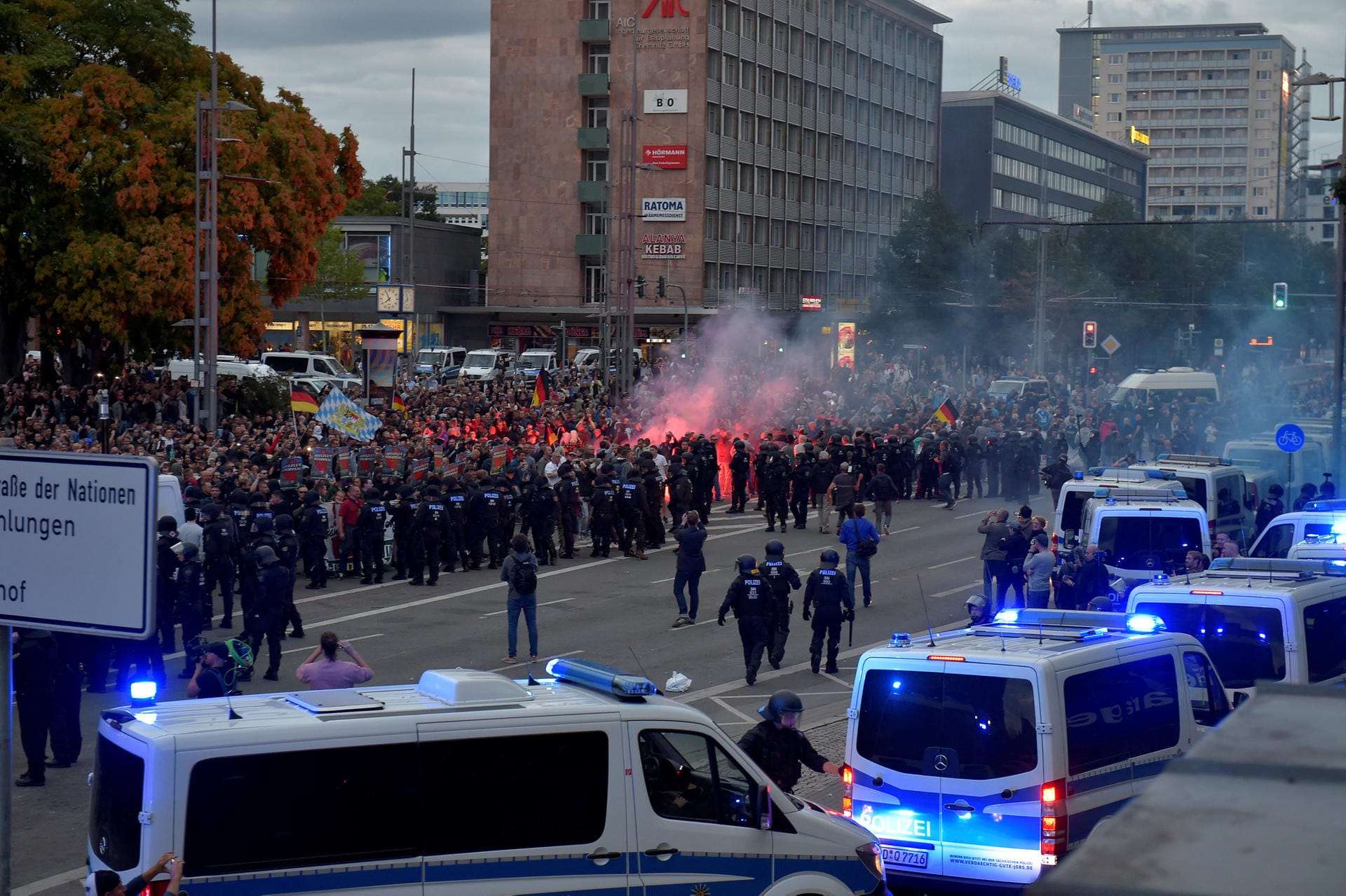 Zur Schwere der Verletzungen lagen der Polizeidirektion Chemnitz zunächst keine Angaben vor. Es seien Feuerwerkskörper und Gegenstände geworfen worden, hieß es. Teilnehmer berichteten von einer aggressiven Stimmung.