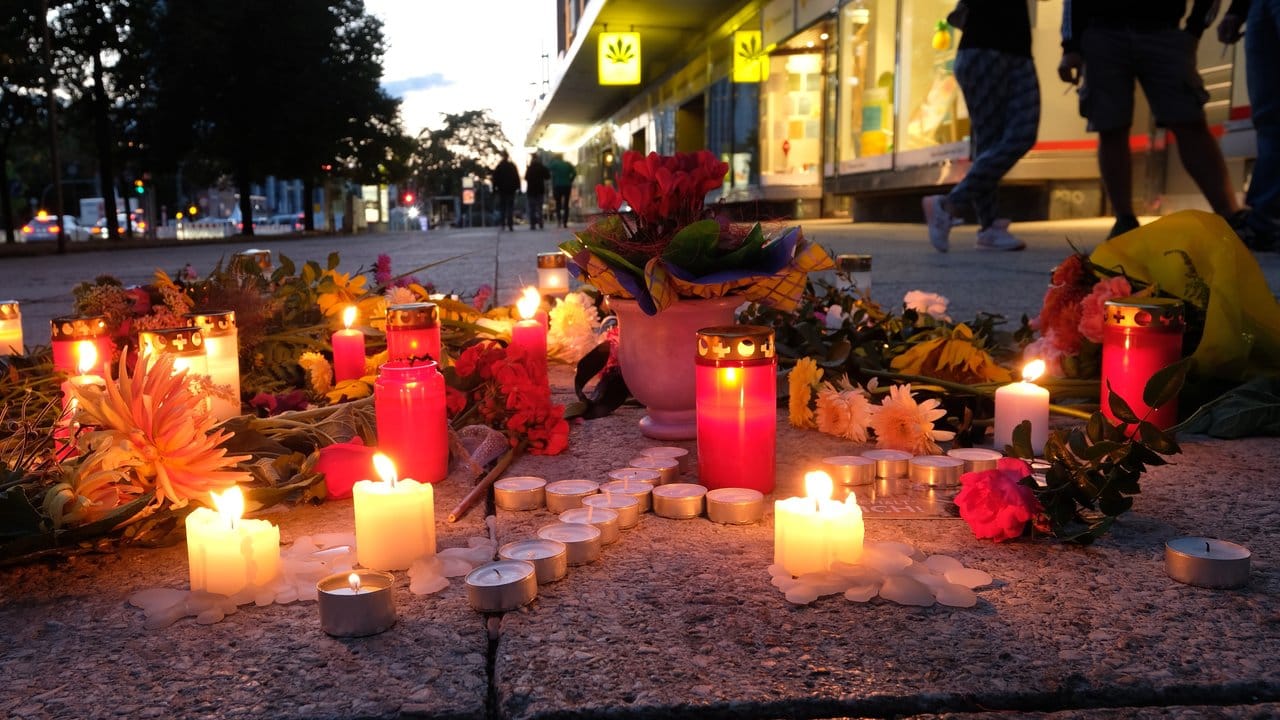 Blumen und Kerzen in der Innenstadt: Nach dem verhängnisvollen Streit mit einem Todesopfer und zwei Verletzten endete das Stadtfest vorzeitig.