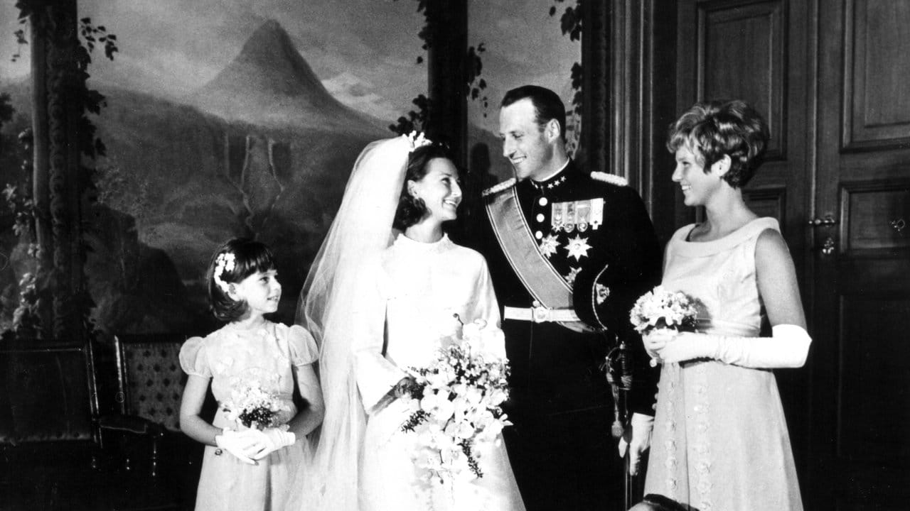 Das offizielle Hochzeitsfoto mit Blumenkindern und der Brautjungfer Anita Henriksen.