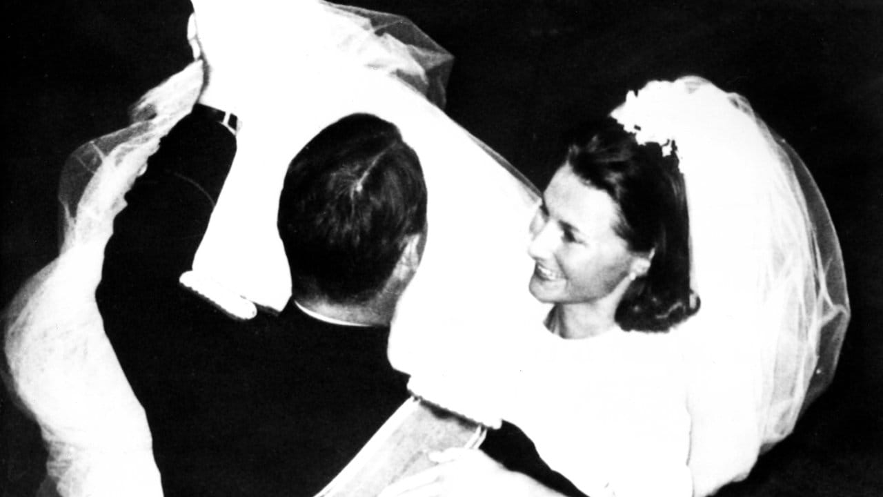 Kronprinzessin Sonja und Kronprinz Harald von Norwegen bei ihrem Hochzeitstanz im Königlichen Schloss. Kronprinzessin Sonja und Kronprinz Harald von Norwegen bei ihrem Hochzeitstanz im Königlichen Schloss.