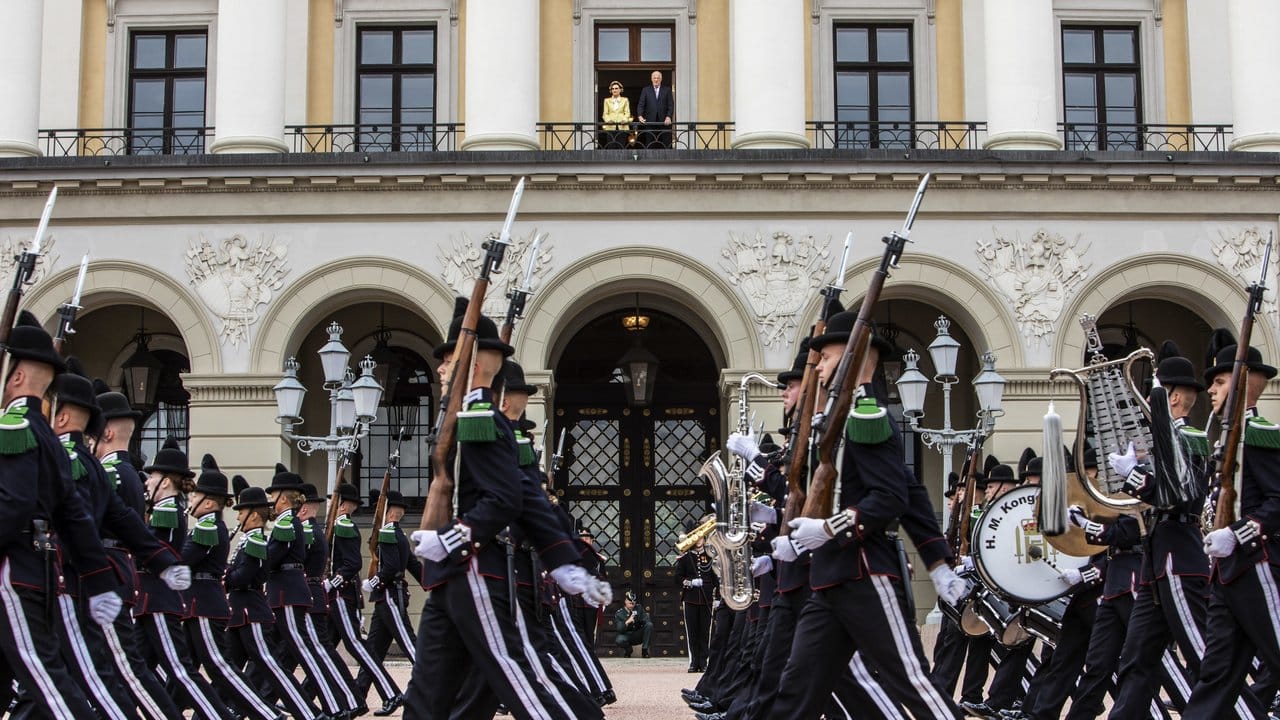 König Harald und Königin Sonja verfolgen von einem Balkon des Königspalastes eine Parade der norwegischen Königlichen Garde. König Harald und Königin Sonja verfolgen von einem Balkon des Königspalastes eine Parade der norwegischen Königlichen Garde.