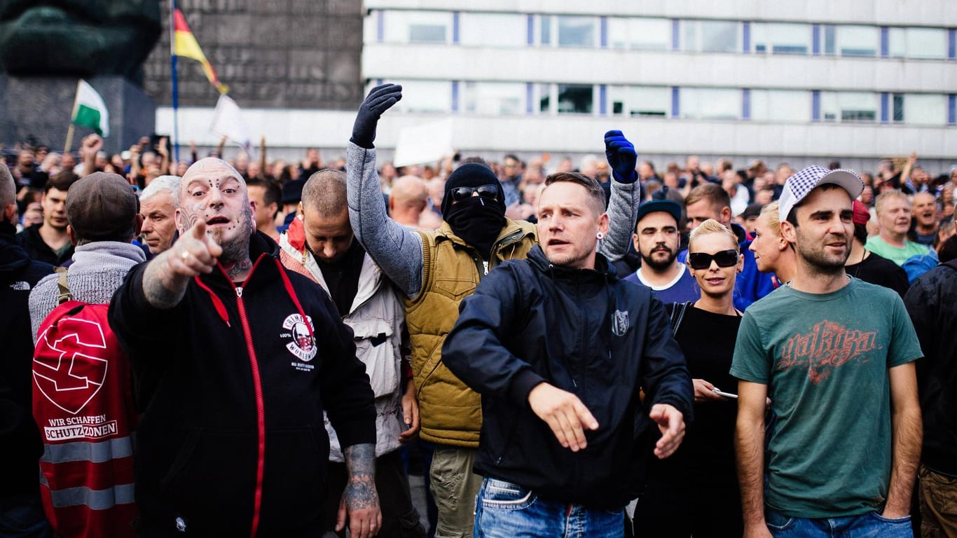 Rechtsextreme Demo in Chemnitz: Im Zuge der Neonazi-Kundgebung ist es am Montag zu Ausschreitungen gekommen.