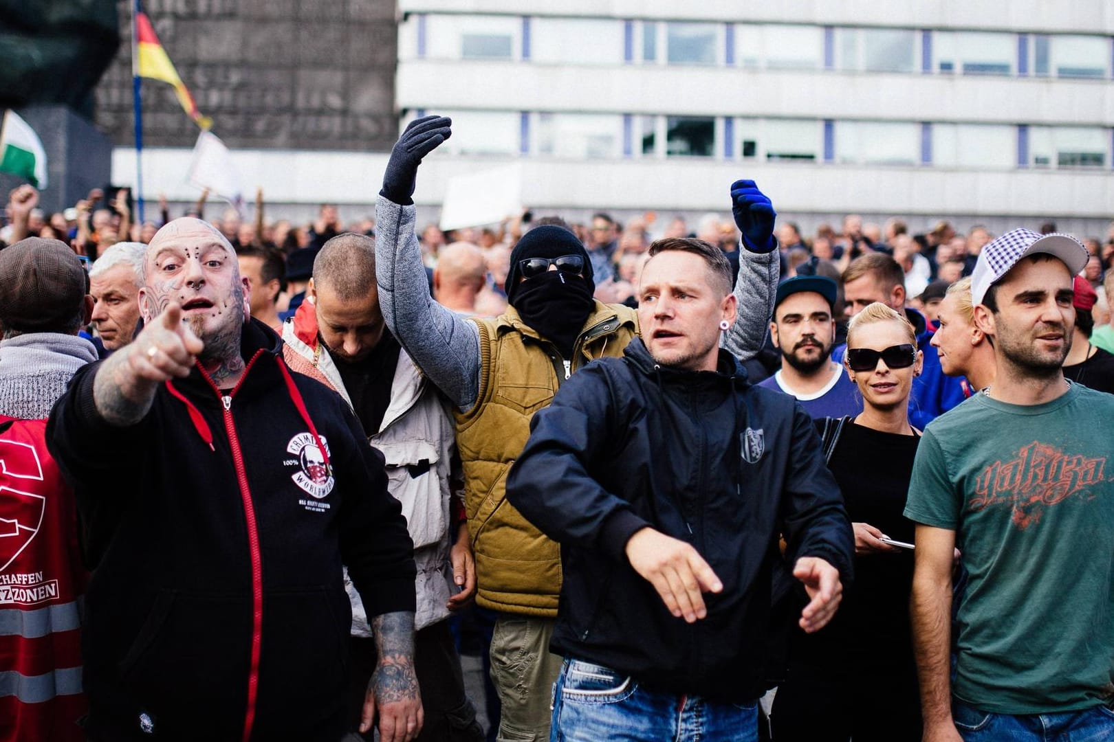 Rechtsextreme Demo in Chemnitz: Im Zuge der Neonazi-Kundgebung ist es am Montag zu Ausschreitungen gekommen.