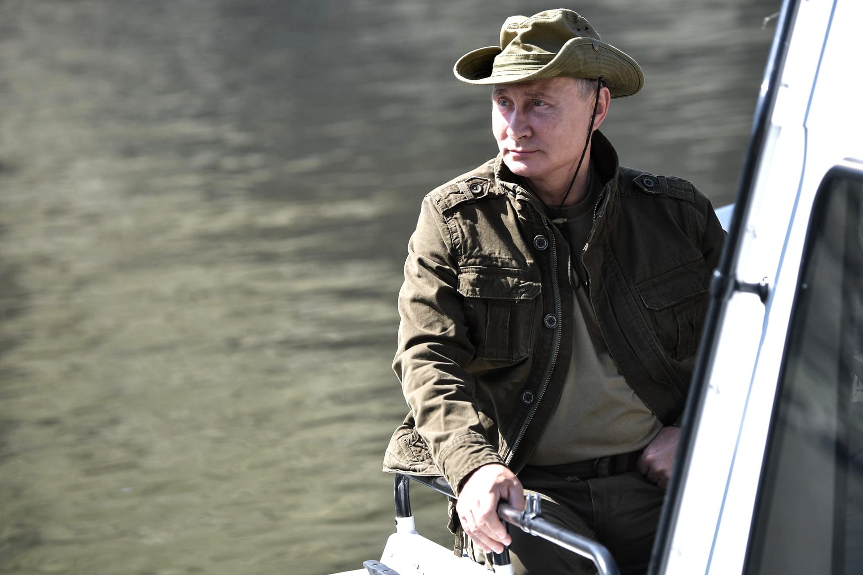 Wladimir Putin in einem Boot auf dem Jenissei-Fluss: Neben den Bergen erkundete der russiche Präsident die Region auch auf dem Wasser.